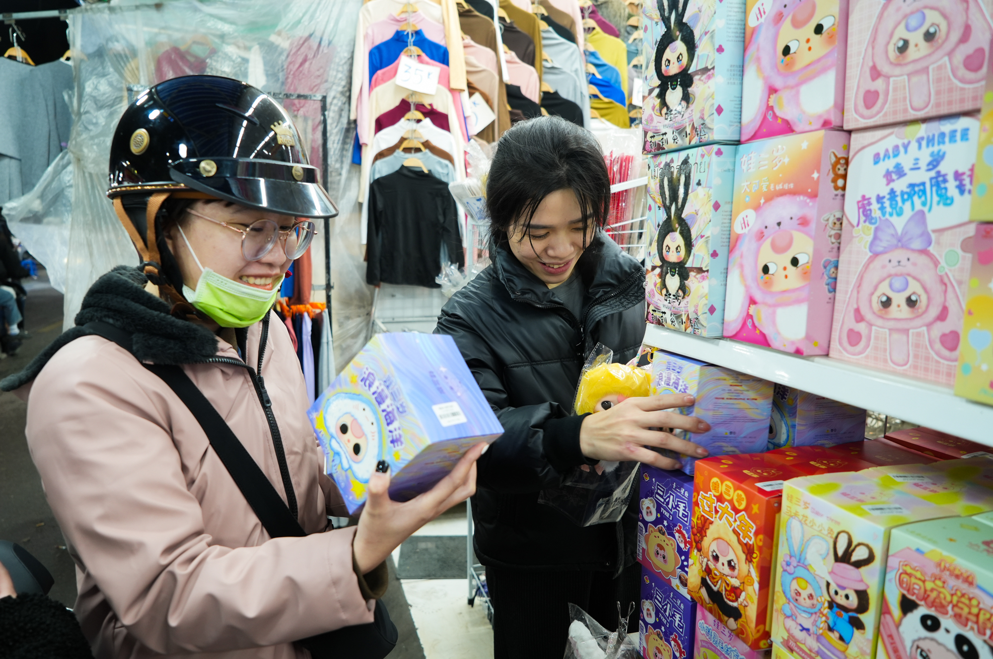 Chợ từng là thiên đường mua sắm của sinh viên thủ đô giờ không thể giữ khách: Chủ sạp 'mở mắt mất tiền triệu', đắt hàng chỉ mỗi Baby Three - Ảnh 12