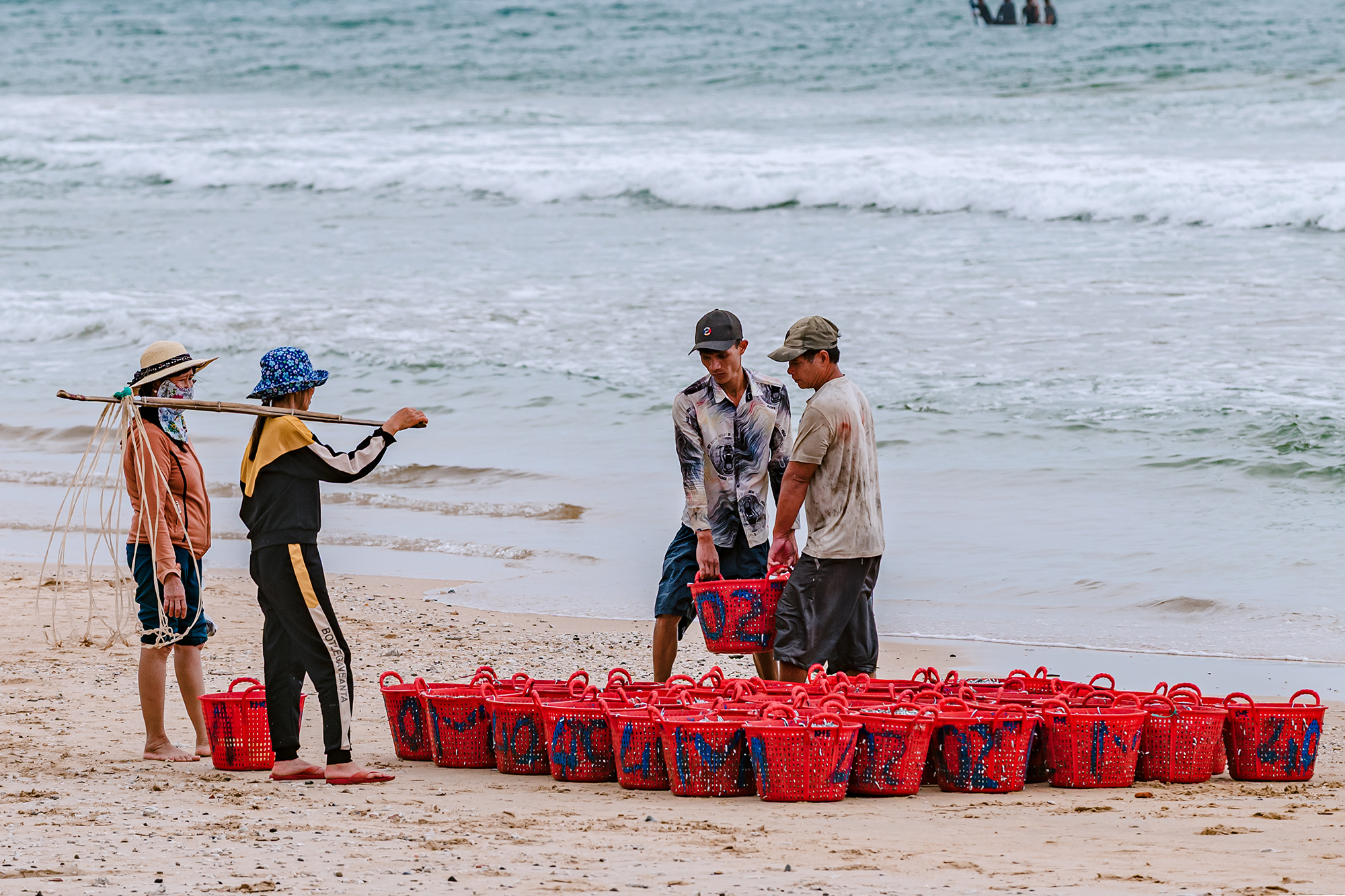 Chợ cá có giá sỉ bằng 1/10 giá lẻ, người bán không nói thách, người mua mang theo cả xe bò - Ảnh 11
