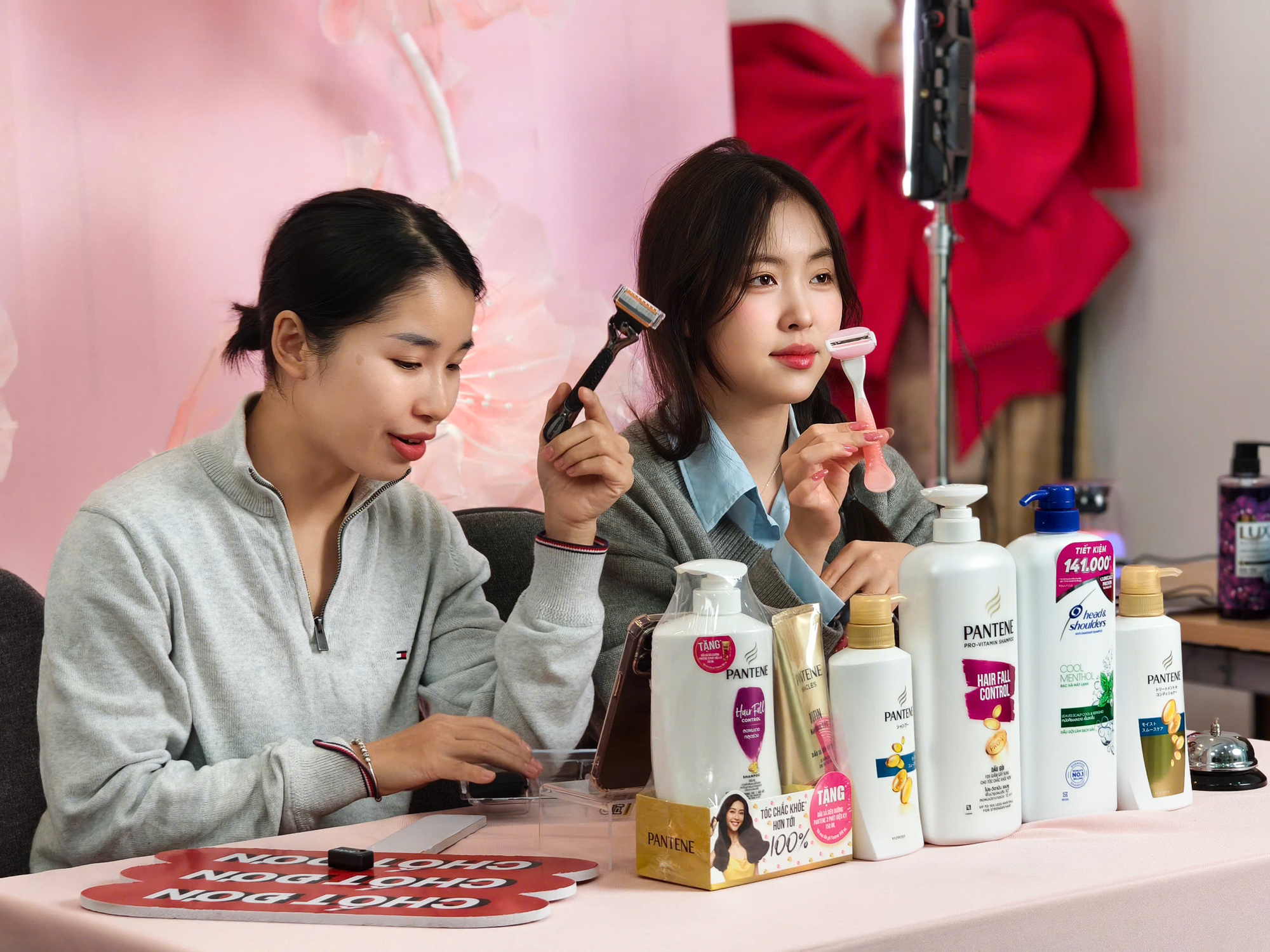 Đột nhập hậu trường những phiên livestream tiền tỷ: 20 người chuẩn bị, thức xuyên đêm và vật bất ly thân của 'đội cười mồi' - Ảnh 10