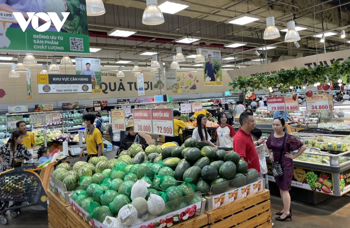 Nhà hàng, quán ăn ở trung tâm thương mại chật kín khách chơi Tết - Ảnh 10