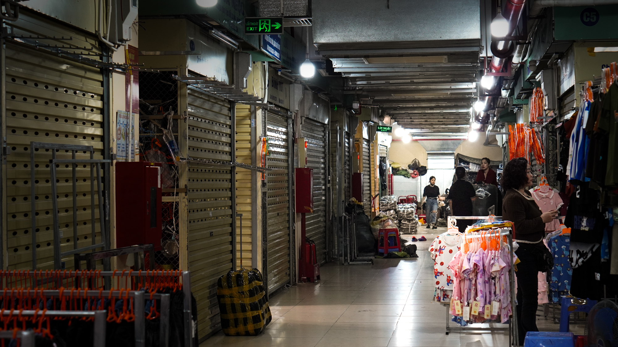 Chợ đầu mối từng là thiên đường bán sỉ, tiểu thương nuôi được cả nhà, cho con đi du học - nay chỉ còn khách du lịch, người bán "bỏ của chạy lấy người" - Ảnh 11