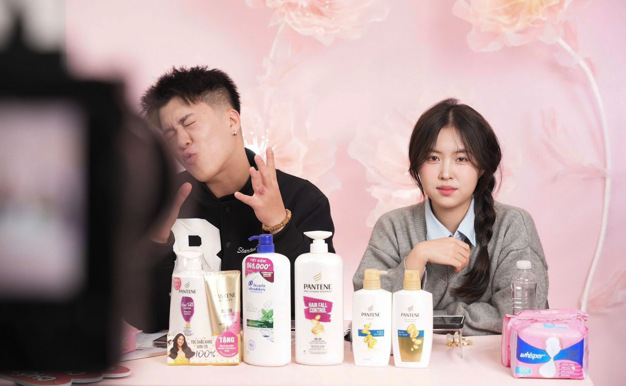 Đột nhập hậu trường những phiên livestream tiền tỷ: 20 người chuẩn bị, thức xuyên đêm và vật bất ly thân của 'đội cười mồi' - Ảnh 11