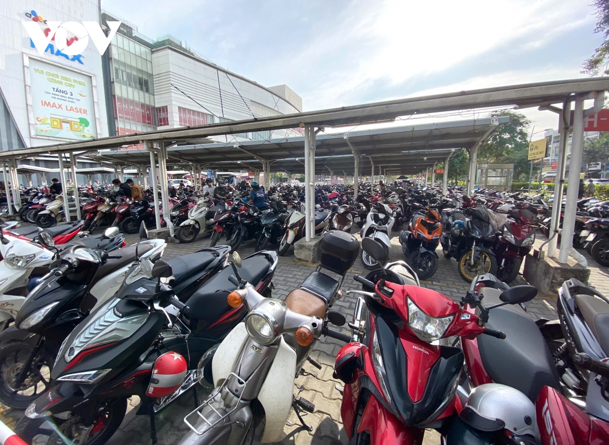 Nhà hàng, quán ăn ở trung tâm thương mại chật kín khách chơi Tết - Ảnh 11