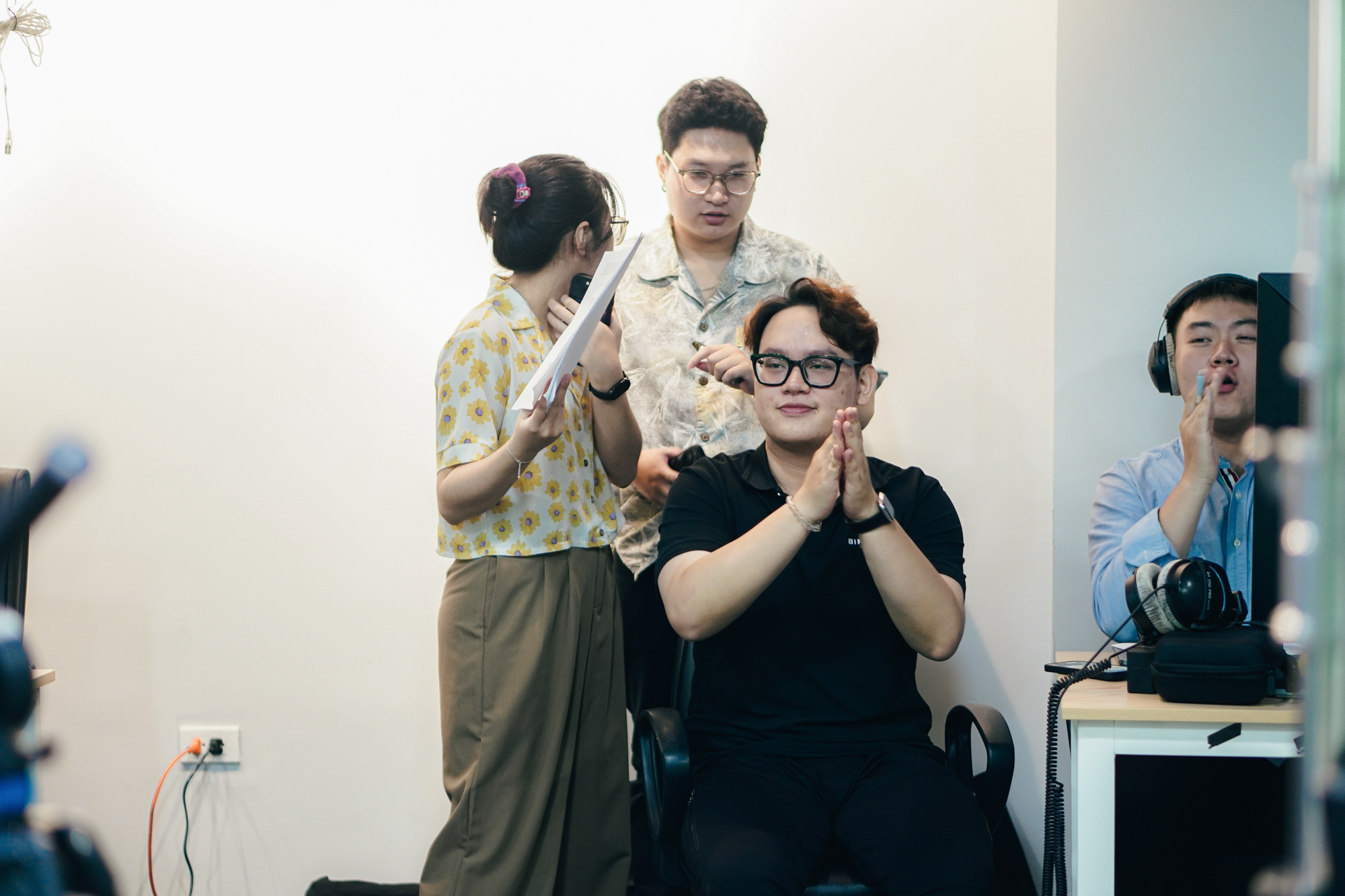 Đột nhập hậu trường những phiên livestream tiền tỷ: 20 người chuẩn bị, thức xuyên đêm và vật bất ly thân của 'đội cười mồi' - Ảnh 12