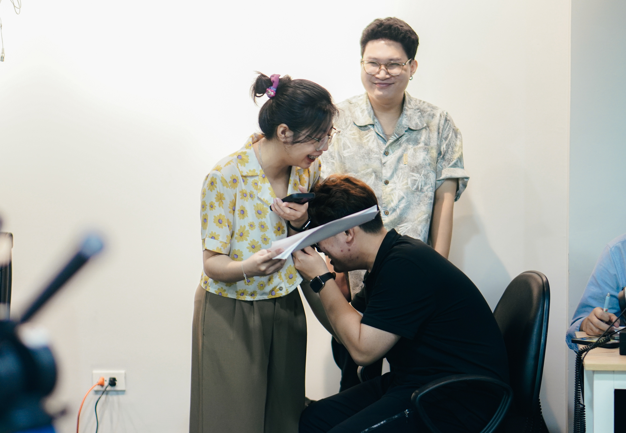 Đột nhập hậu trường những phiên livestream tiền tỷ: 20 người chuẩn bị, thức xuyên đêm và vật bất ly thân của 'đội cười mồi' - Ảnh 13