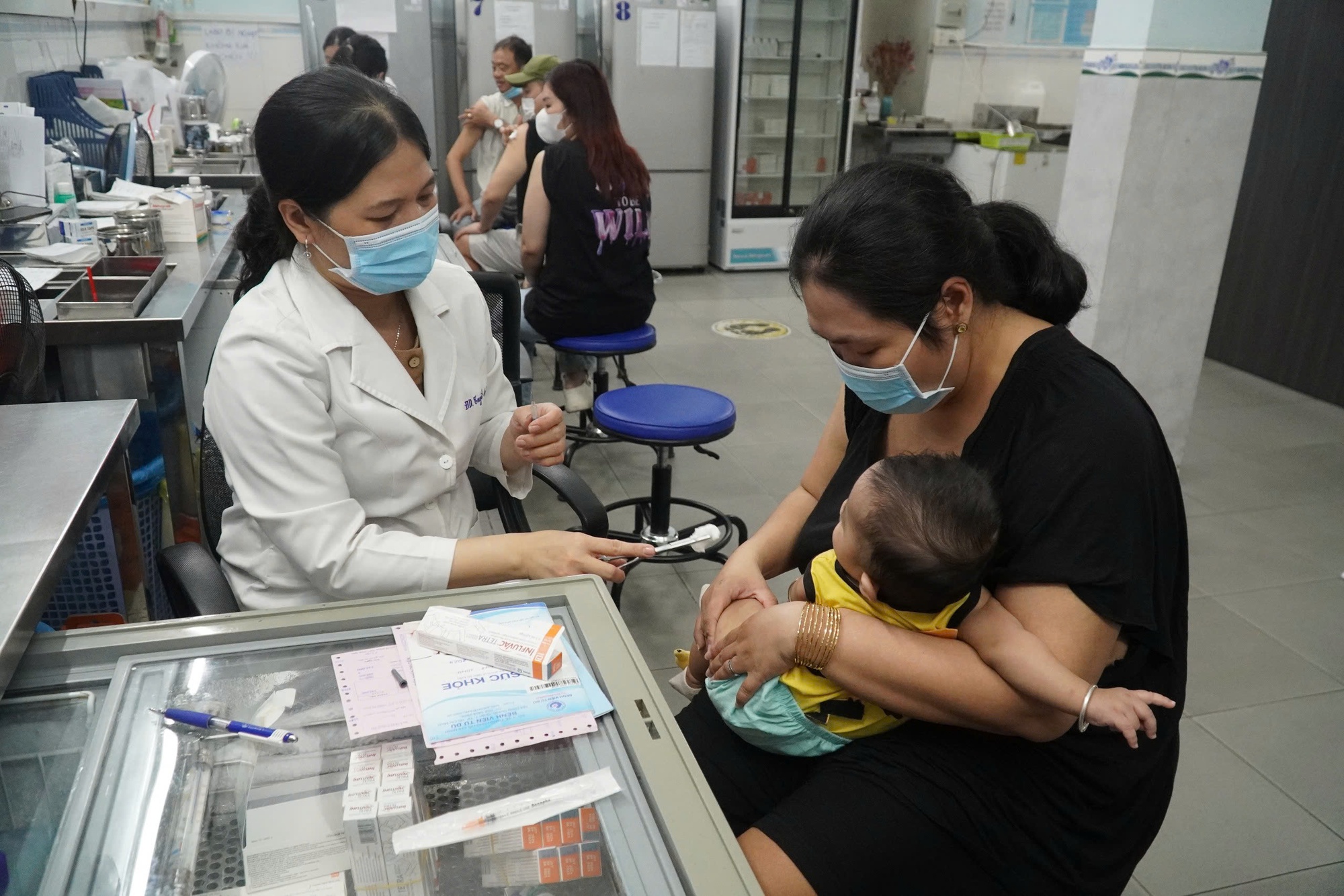 Cảnh báo nóng từ việc đổ xô mua thuốc kháng virus - Ảnh 1