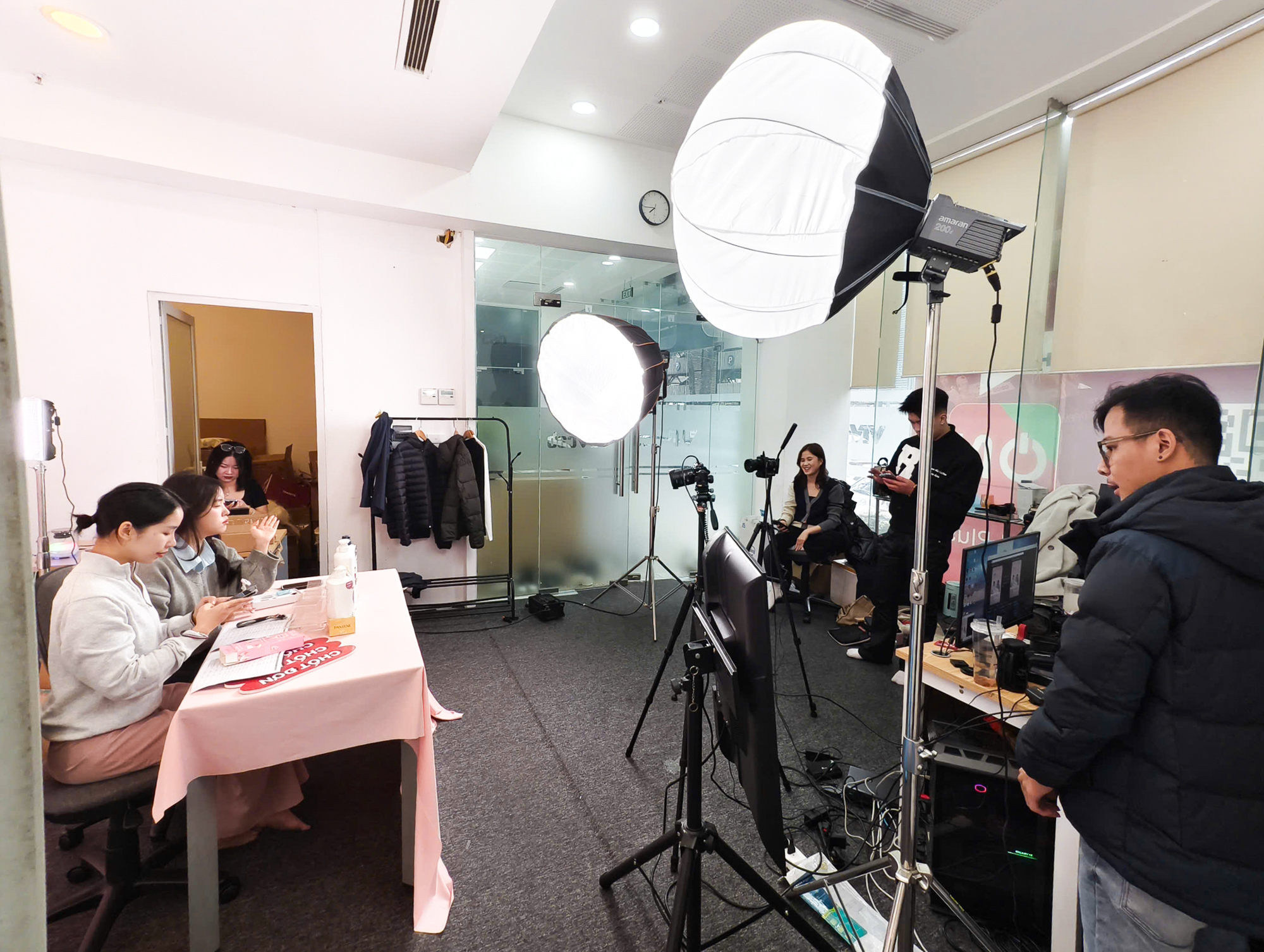 Đột nhập hậu trường những phiên livestream tiền tỷ: 20 người chuẩn bị, thức xuyên đêm và vật bất ly thân của 'đội cười mồi' - Ảnh 1