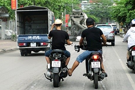 Xe hết xăng nhờ xe khác đẩy hộ - nếu gây tai nạn có thể bị phạt lên đến bao nhiêu tiền theo Nghị định 168? - Ảnh 1