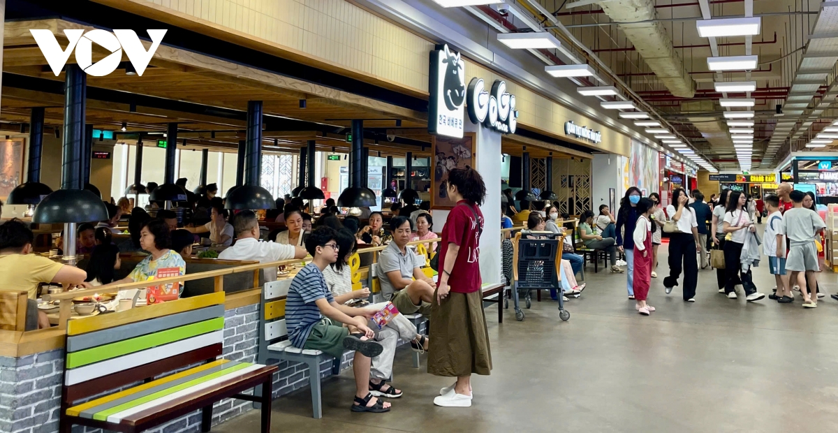 Nhà hàng, quán ăn ở trung tâm thương mại chật kín khách chơi Tết - Ảnh 2