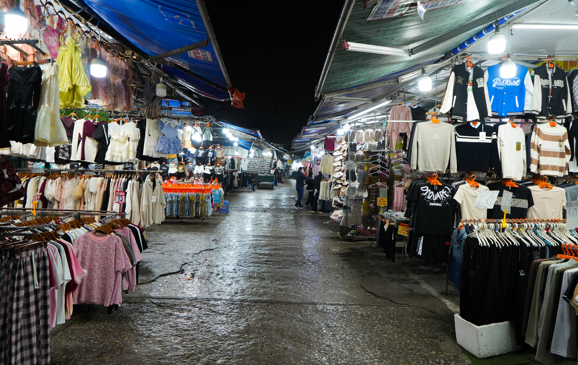 Chợ từng là thiên đường mua sắm của sinh viên thủ đô giờ không thể giữ khách: Chủ sạp 'mở mắt mất tiền triệu', đắt hàng chỉ mỗi Baby Three - Ảnh 2