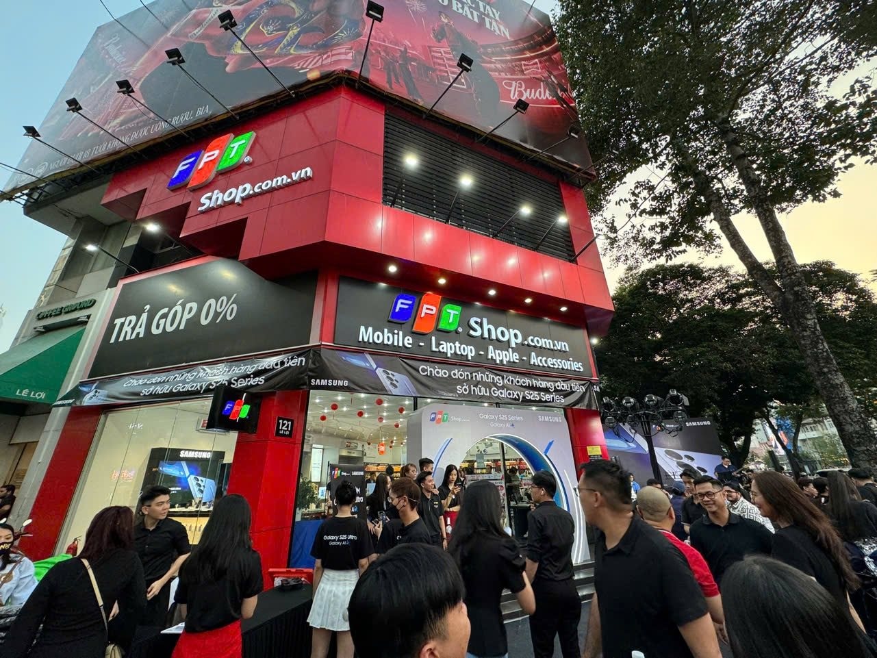 Galaxy S25 chính thức lên kệ tại Việt Nam, một nhà bán lẻ lì xì ‘nặng tay’ 1 chỉ vàng 9999 cho khách - Ảnh 1
