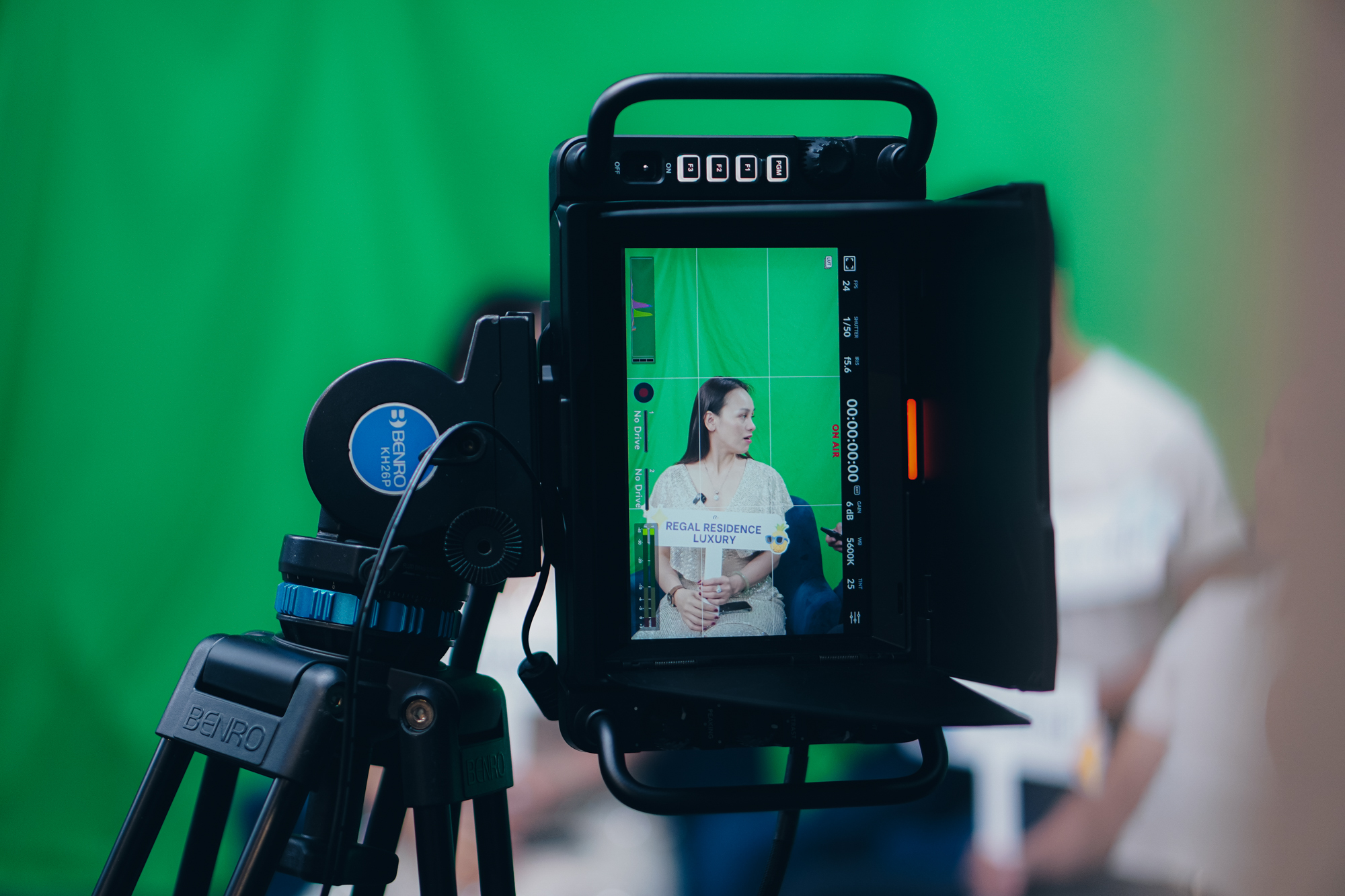 Đột nhập hậu trường những phiên livestream tiền tỷ: 20 người chuẩn bị, thức xuyên đêm và vật bất ly thân của 'đội cười mồi' - Ảnh 2