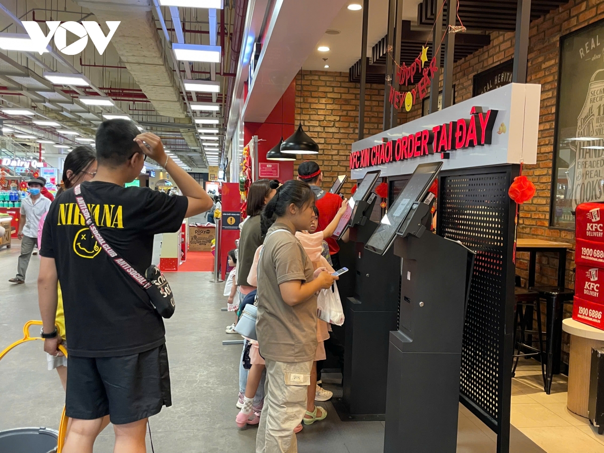 Nhà hàng, quán ăn ở trung tâm thương mại chật kín khách chơi Tết - Ảnh 3