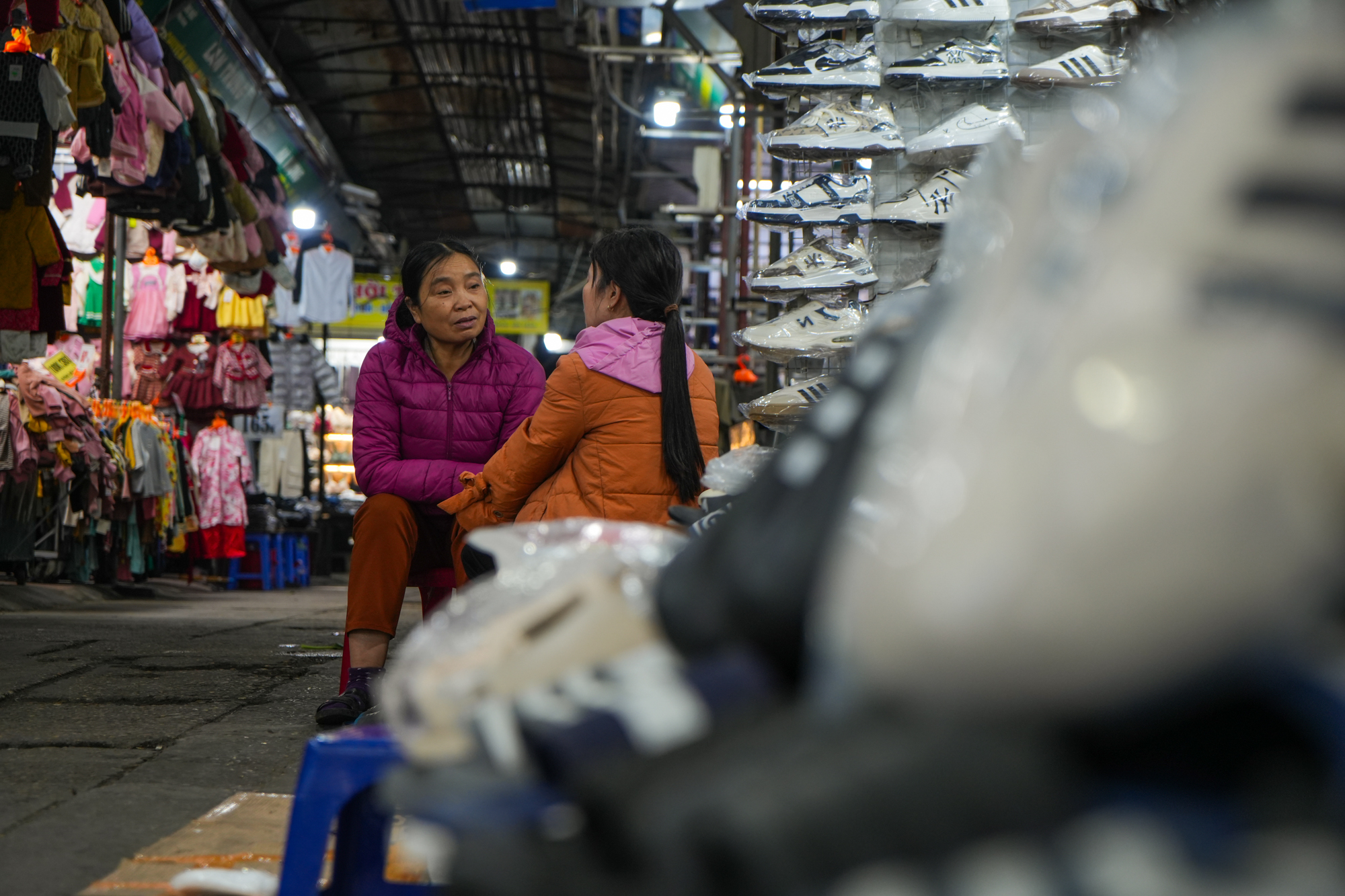 Chợ từng là thiên đường mua sắm của sinh viên thủ đô giờ không thể giữ khách: Chủ sạp 'mở mắt mất tiền triệu', đắt hàng chỉ mỗi Baby Three - Ảnh 3