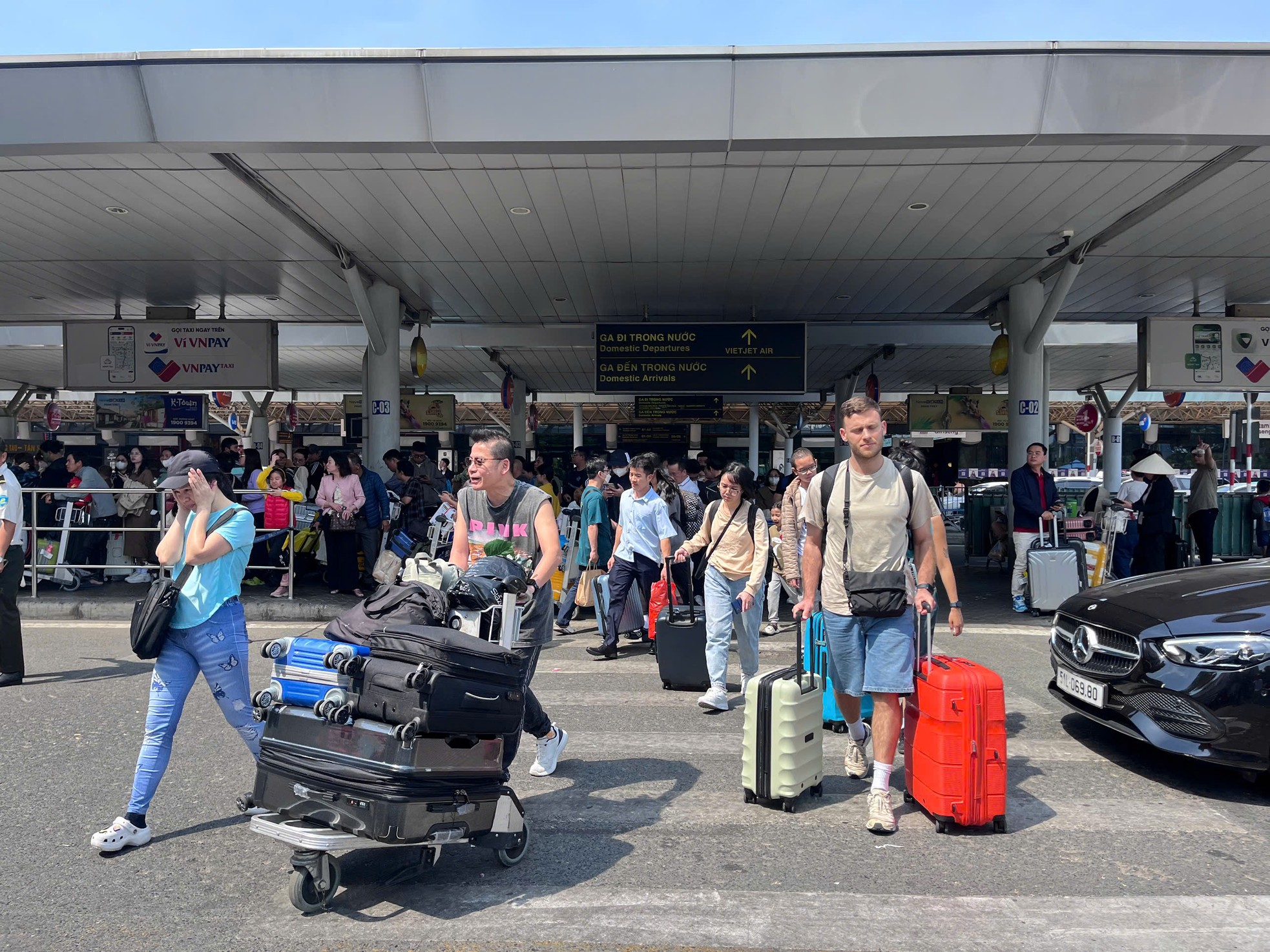 Cảnh tượng trái ngược ở sân bay Tân Sơn Nhất mùng 4 Tết - Ảnh 2