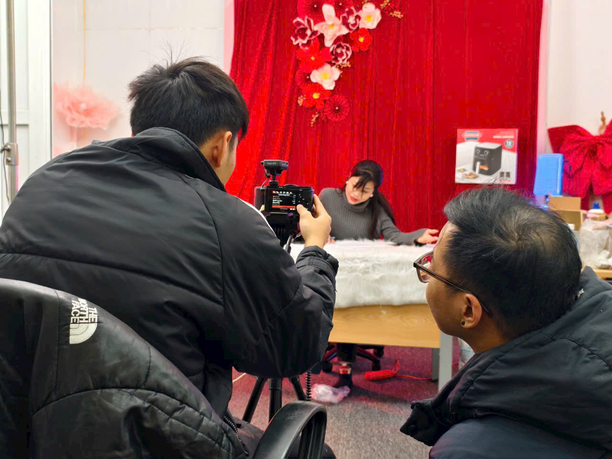 Đột nhập hậu trường những phiên livestream tiền tỷ: 20 người chuẩn bị, thức xuyên đêm và vật bất ly thân của 'đội cười mồi' - Ảnh 3