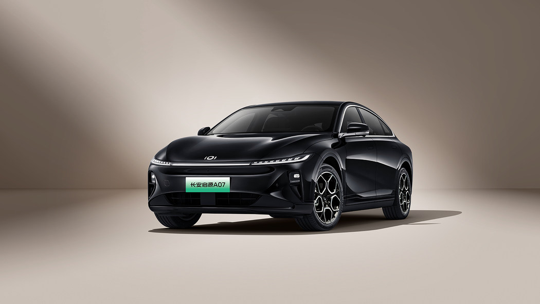 Đối tác của Kim Long Motor có sedan lớn ngang Camry, ngập công nghệ hiện đại, giá quy đổi hơn 400 triệu - Ảnh 1