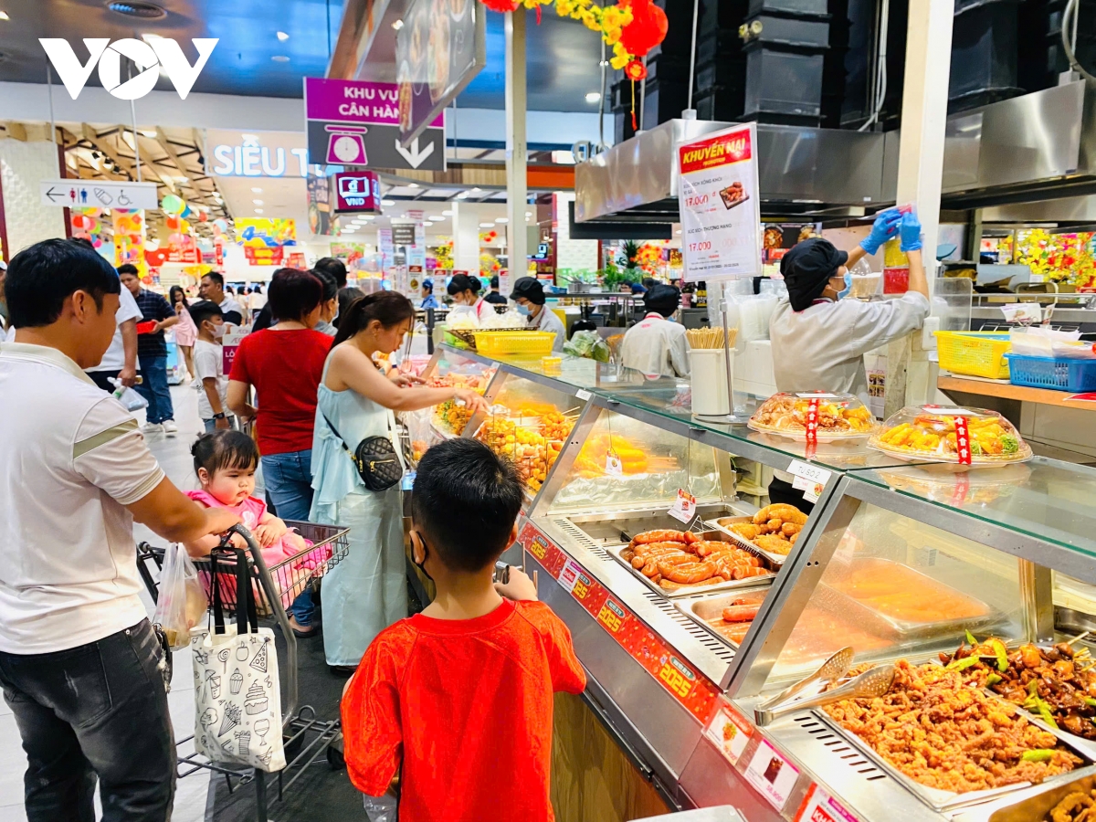 Nhà hàng, quán ăn ở trung tâm thương mại chật kín khách chơi Tết - Ảnh 4