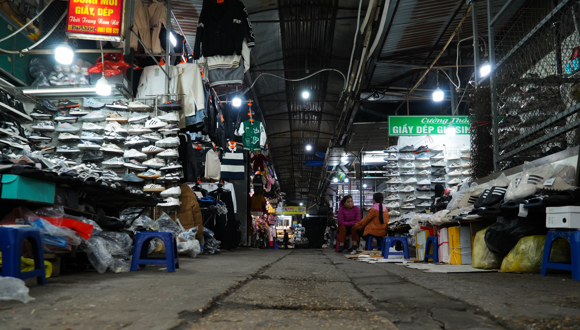 Chợ từng là thiên đường mua sắm của sinh viên thủ đô giờ không thể giữ khách: Chủ sạp 'mở mắt mất tiền triệu', đắt hàng chỉ mỗi Baby Three - Ảnh 4