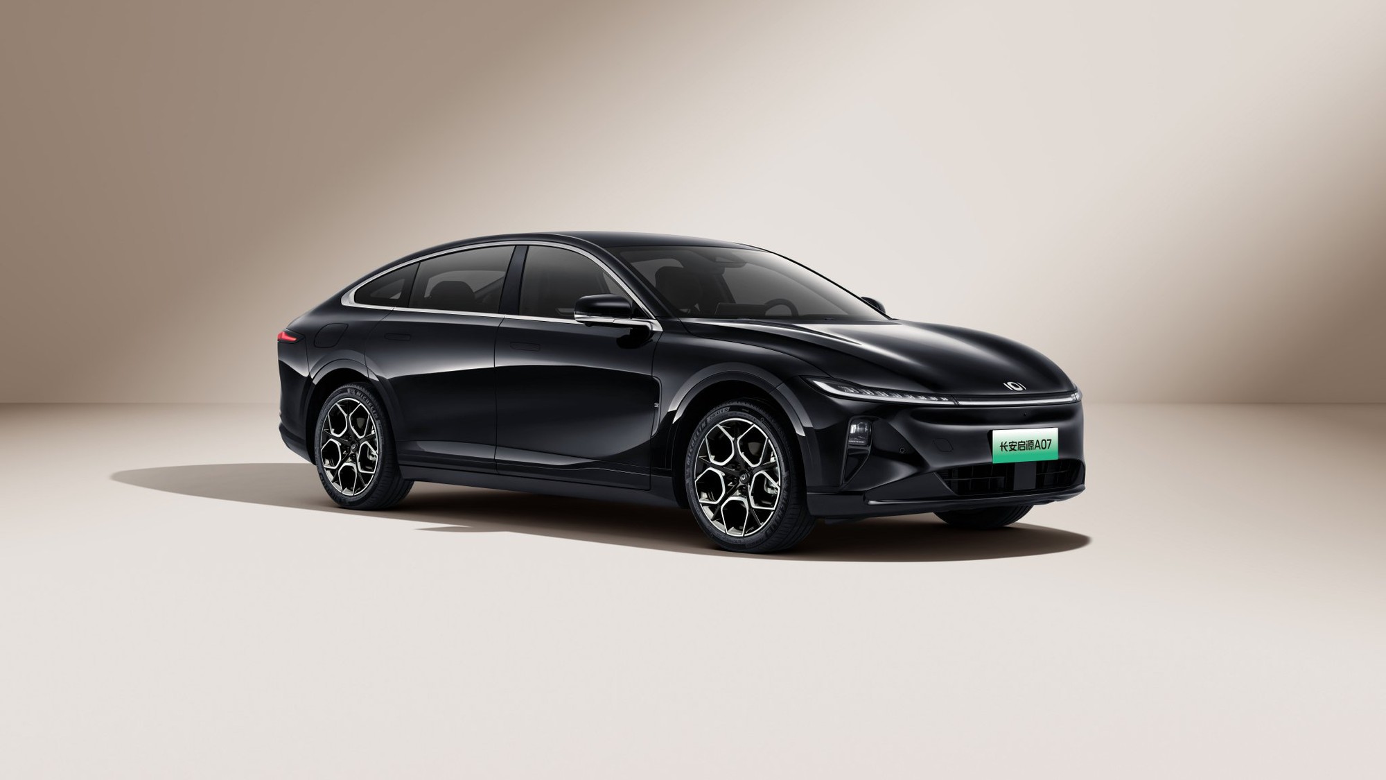 Đối tác của Kim Long Motor có sedan lớn ngang Camry, ngập công nghệ hiện đại, giá quy đổi hơn 400 triệu - Ảnh 2