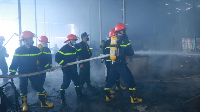 Chợ ở Tuyên Quang cháy lớn, huy động nhiều cảnh sát dập lửa - Ảnh 3