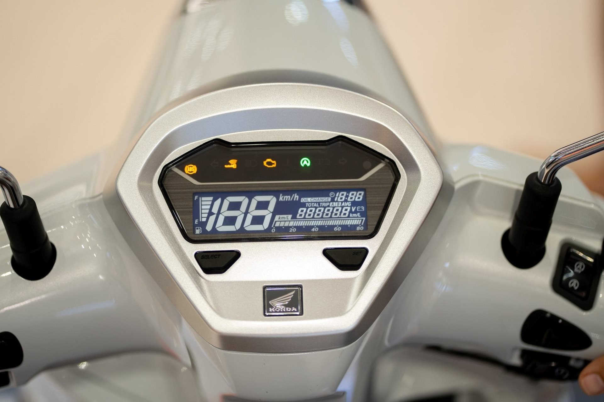 Xe ga Honda sắp về Việt Nam có thêm bản đặc biệt: Thiết kế đẹp như Vespa, tiêu thụ chưa đến 2L/100 km xăng, giá hấp dẫn - Ảnh 4