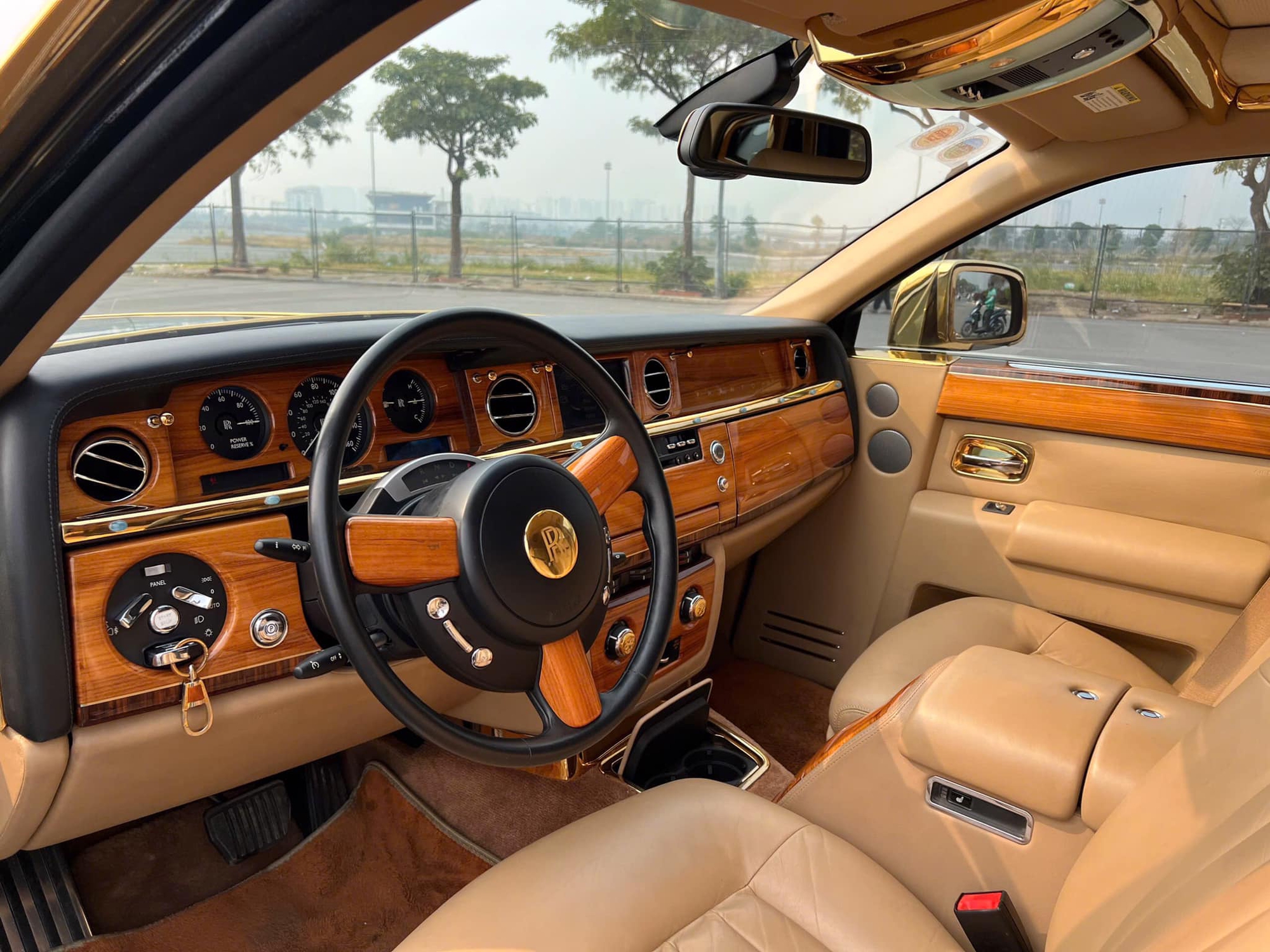 Rolls-Royce Phantom hàng độc giá 9,5 tỷ đồng tại Việt Nam: Mạ vàng 24K từ ngoài vào trong, nhiều chi tiết chạm khắc hình rồng - Ảnh 7