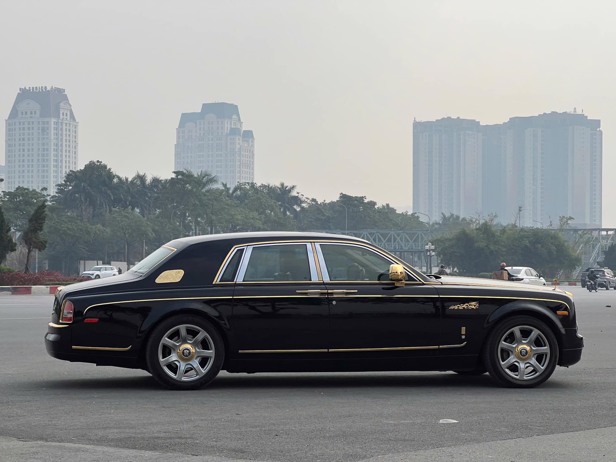 Rolls-Royce Phantom hàng độc giá 9,5 tỷ đồng tại Việt Nam: Mạ vàng 24K từ ngoài vào trong, nhiều chi tiết chạm khắc hình rồng - Ảnh 5