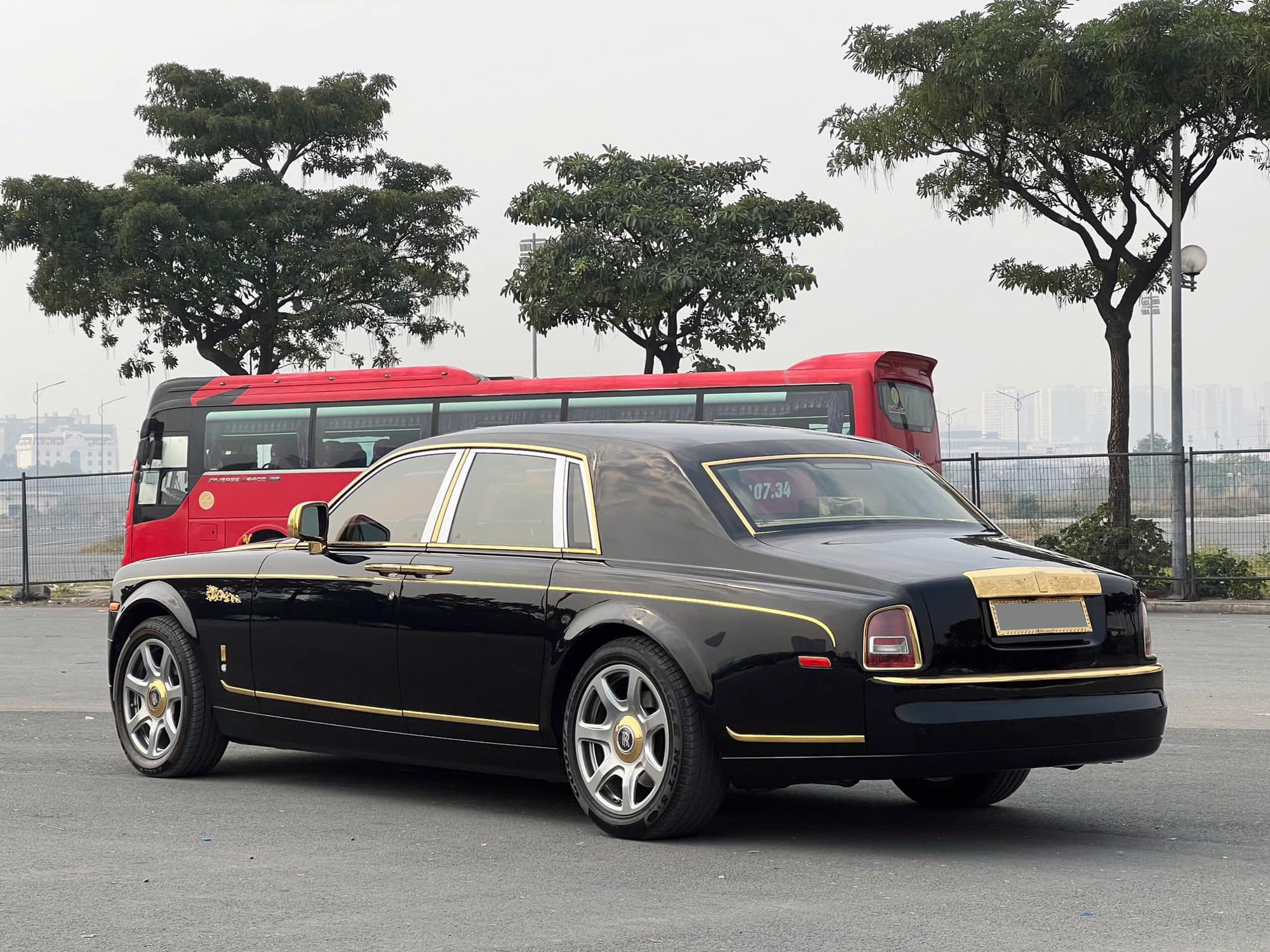 Rolls-Royce Phantom hàng độc giá 9,5 tỷ đồng tại Việt Nam: Mạ vàng 24K từ ngoài vào trong, nhiều chi tiết chạm khắc hình rồng - Ảnh 6