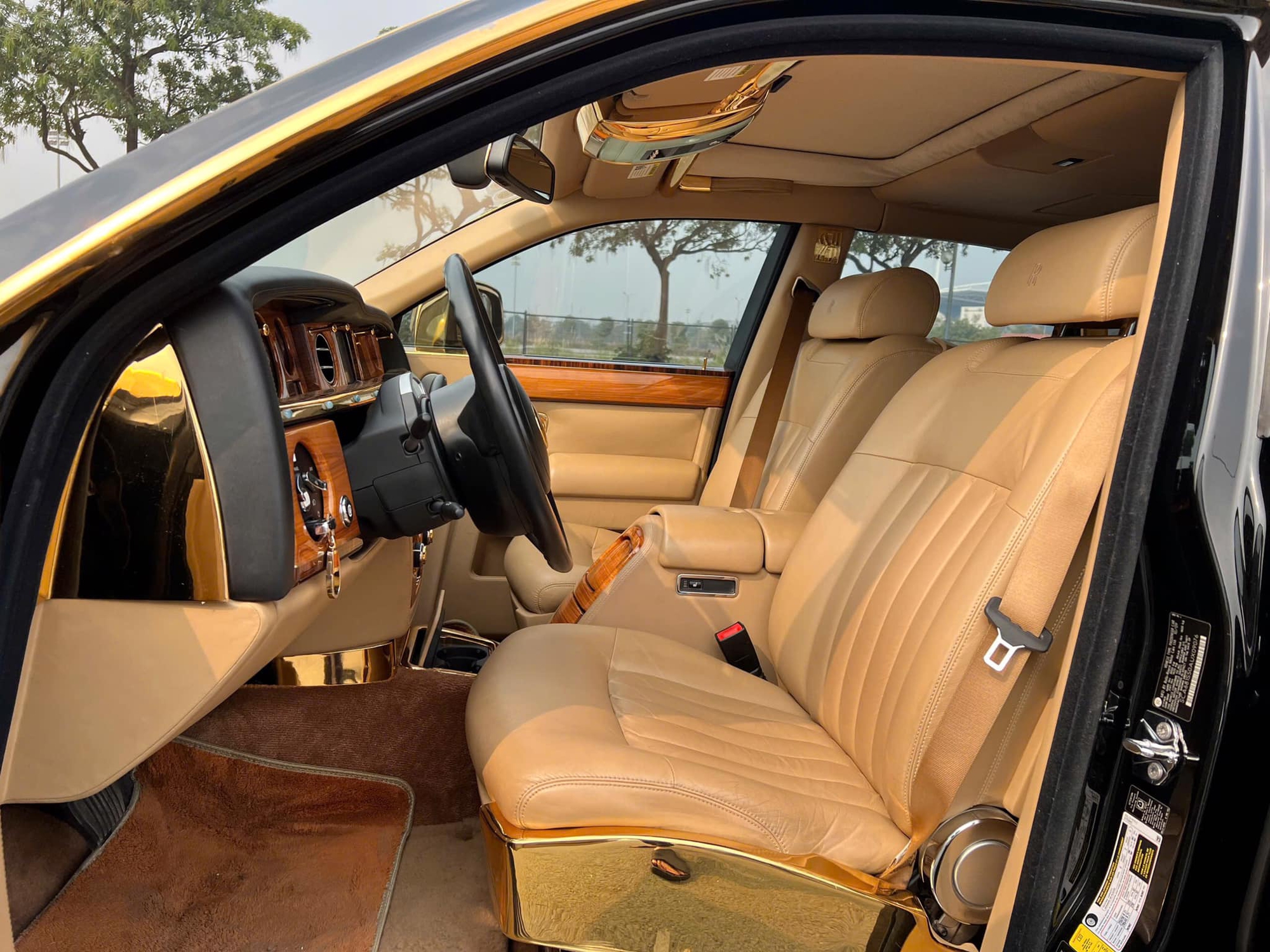 Rolls-Royce Phantom hàng độc giá 9,5 tỷ đồng tại Việt Nam: Mạ vàng 24K từ ngoài vào trong, nhiều chi tiết chạm khắc hình rồng - Ảnh 8