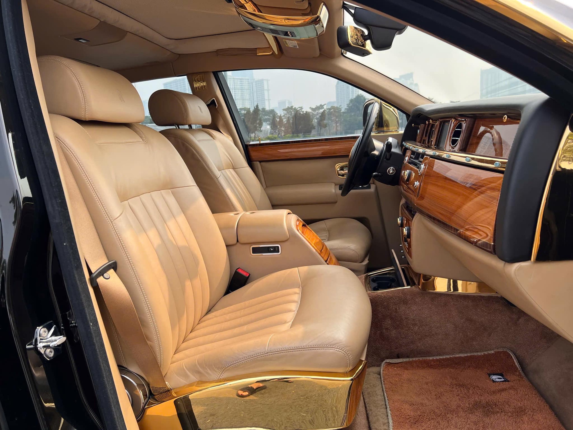 Rolls-Royce Phantom hàng độc giá 9,5 tỷ đồng tại Việt Nam: Mạ vàng 24K từ ngoài vào trong, nhiều chi tiết chạm khắc hình rồng - Ảnh 9