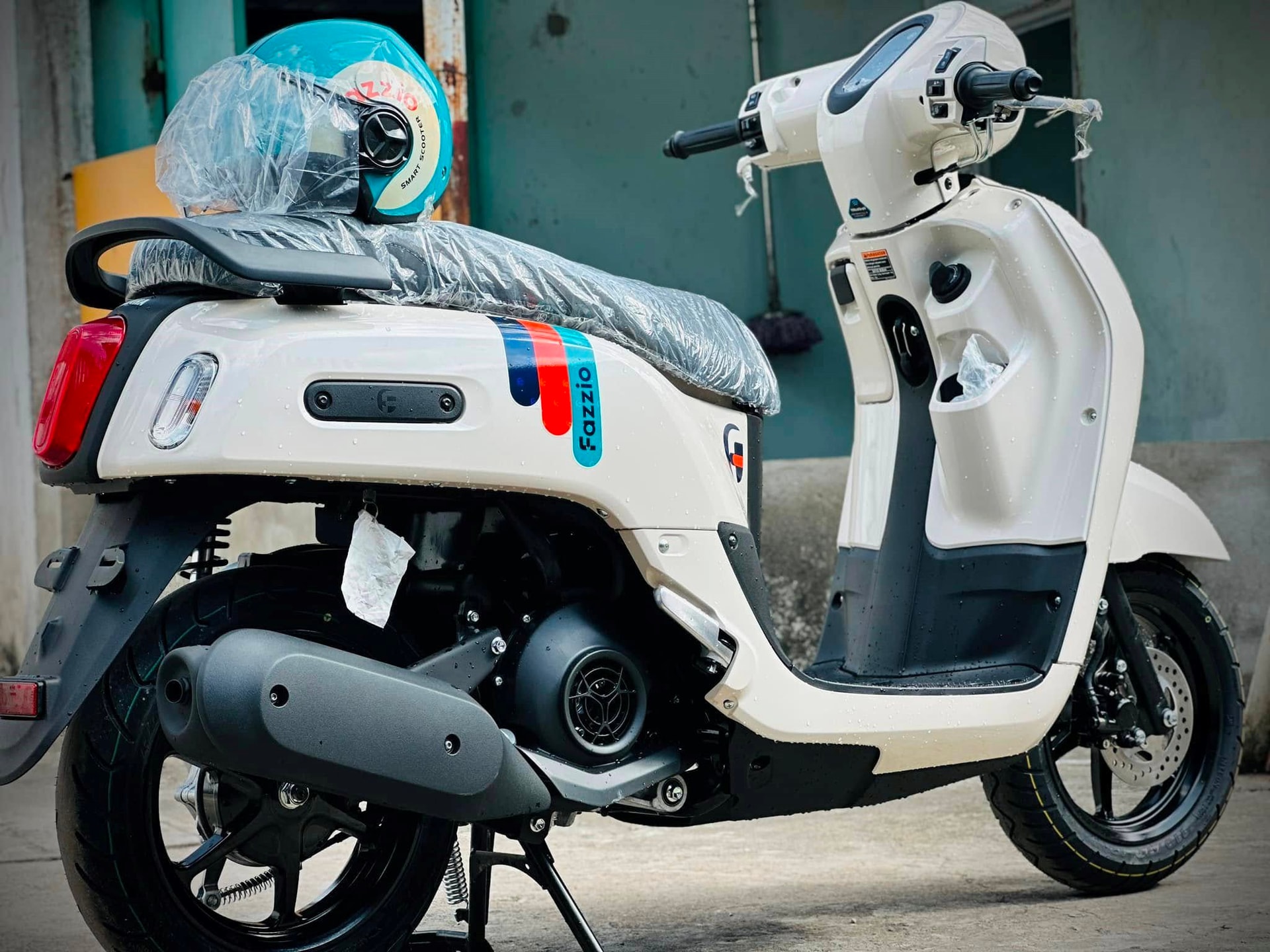 Chi tiết “kẻ thách thức” Honda Vision vừa cập bến thị trường Việt: Thiết kế đẹp như SH Mode, động cơ hybrid tiêu thụ 1,7 lít/100km - Ảnh 10