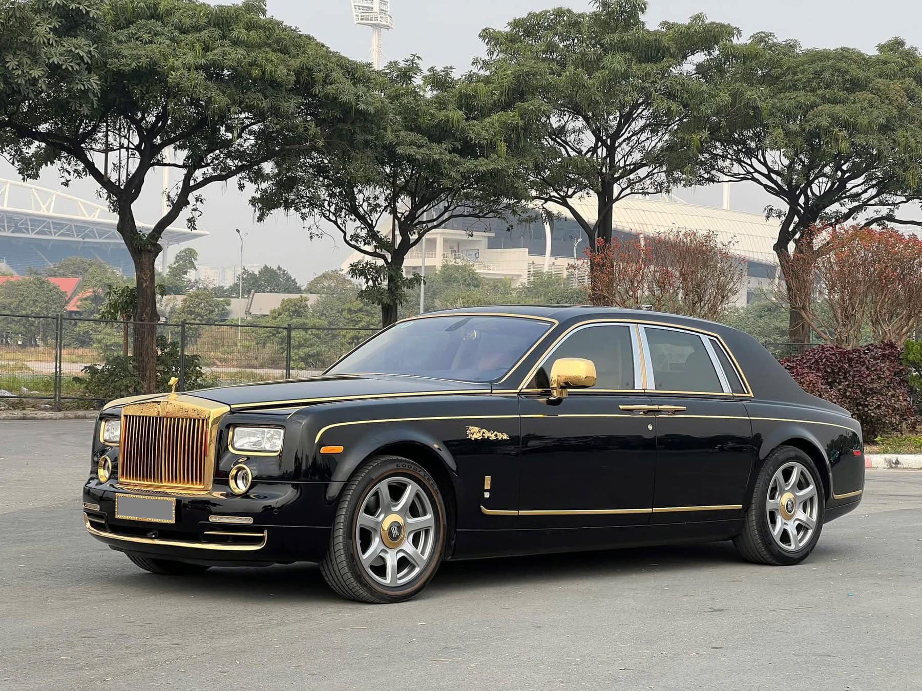 Rolls-Royce Phantom hàng độc giá 9,5 tỷ đồng tại Việt Nam: Mạ vàng 24K từ ngoài vào trong, nhiều chi tiết chạm khắc hình rồng - Ảnh 1