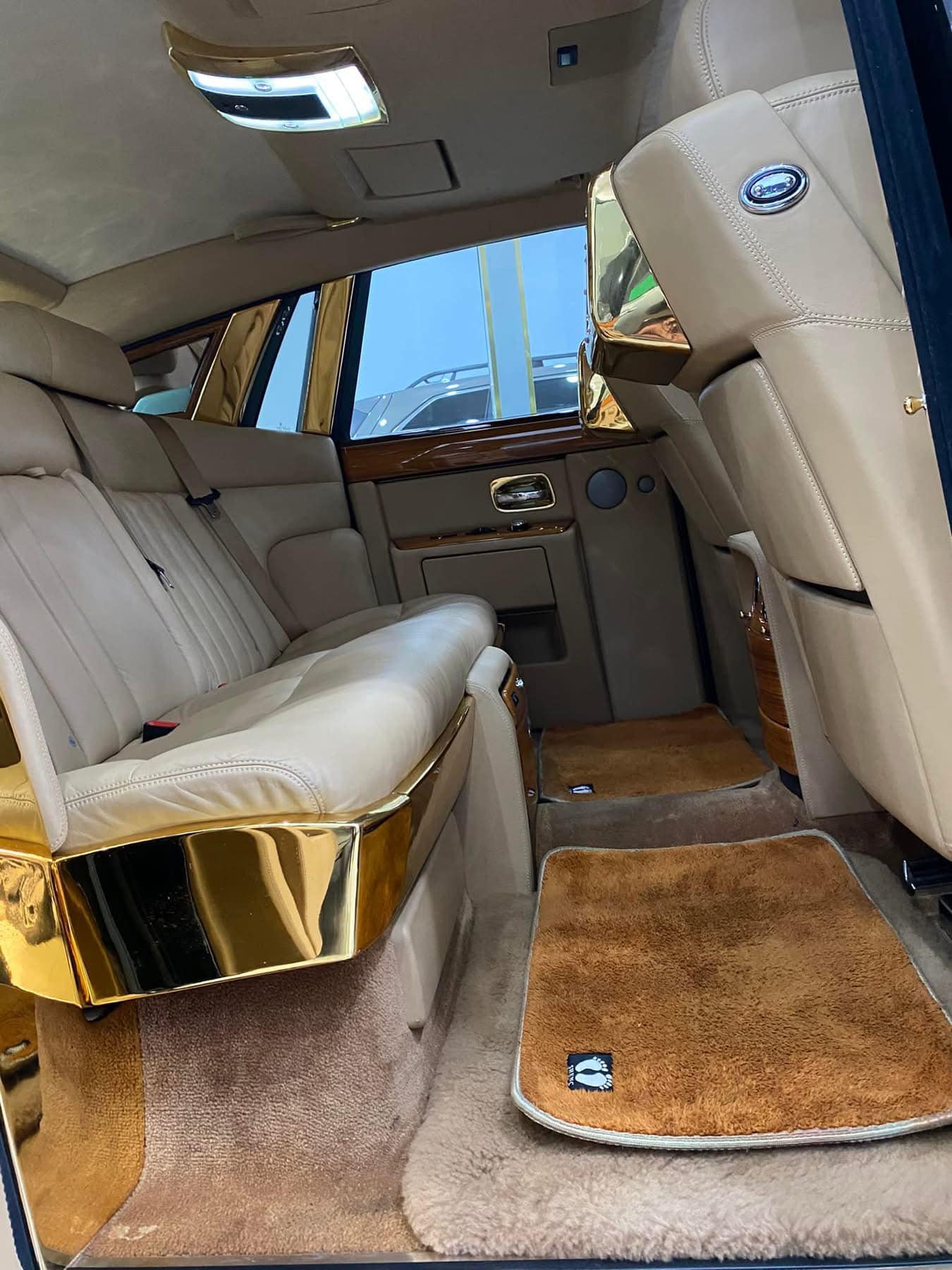 Rolls-Royce Phantom hàng độc giá 9,5 tỷ đồng tại Việt Nam: Mạ vàng 24K từ ngoài vào trong, nhiều chi tiết chạm khắc hình rồng - Ảnh 10