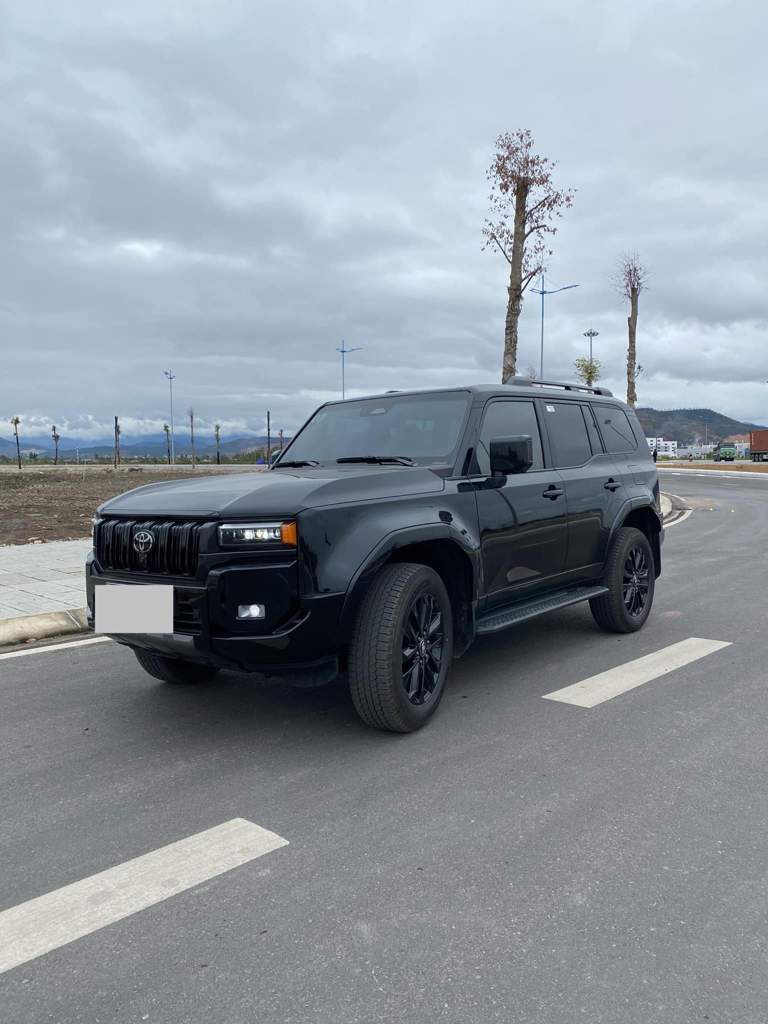 Mới chạy 2.000km đã 'trao tay', Toyota Land Cruiser Prado 2025 rao bán 3,89 tỷ đồng, đắt hơn xe mới tới 400 triệu đồng - Ảnh 1