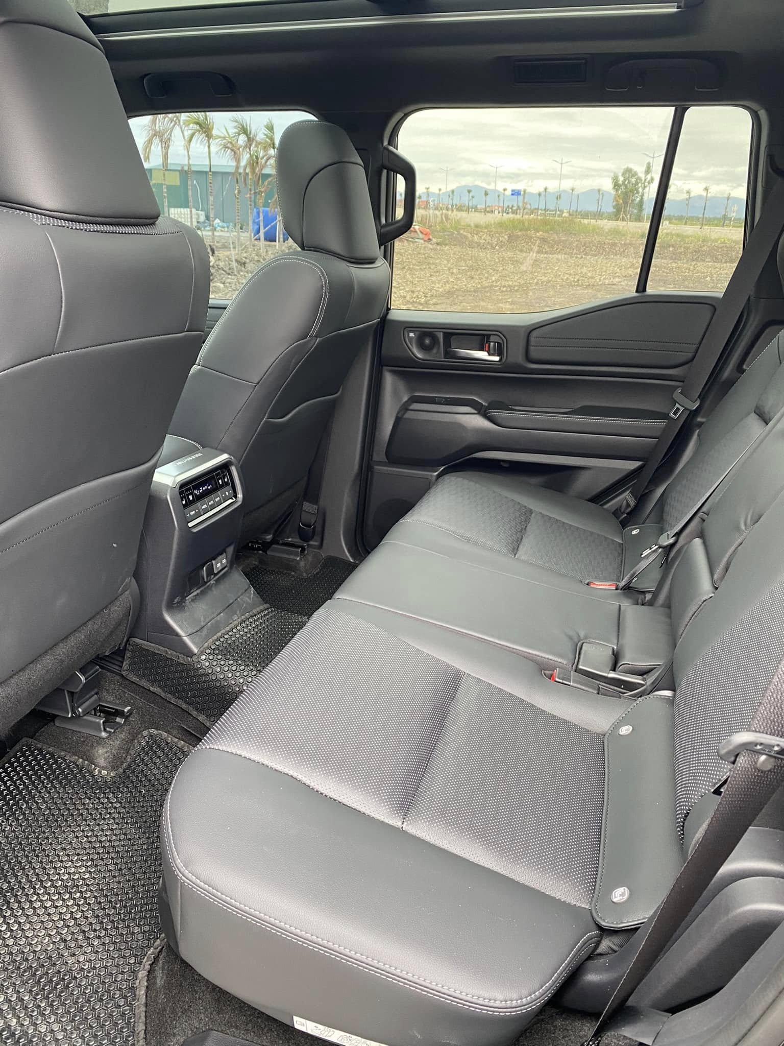 Mới chạy 2.000km đã 'trao tay', Toyota Land Cruiser Prado 2025 rao bán 3,89 tỷ đồng, đắt hơn xe mới tới 400 triệu đồng - Ảnh 5