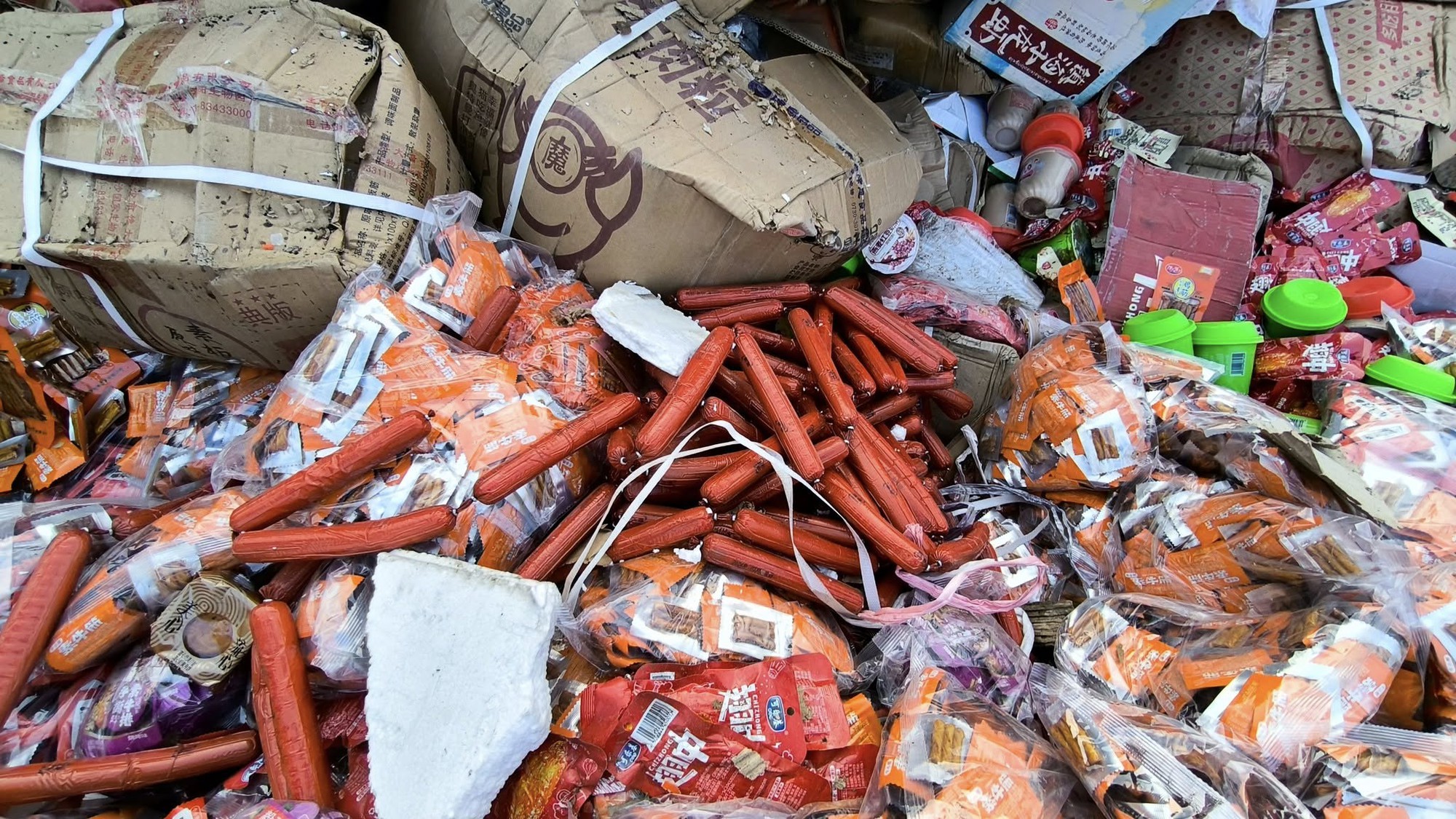 Cận cảnh “núi” bánh kẹo chất thành đống phế thải khổng lồ dịp Tết Nguyên đán ở Hà Nội - Ảnh 3