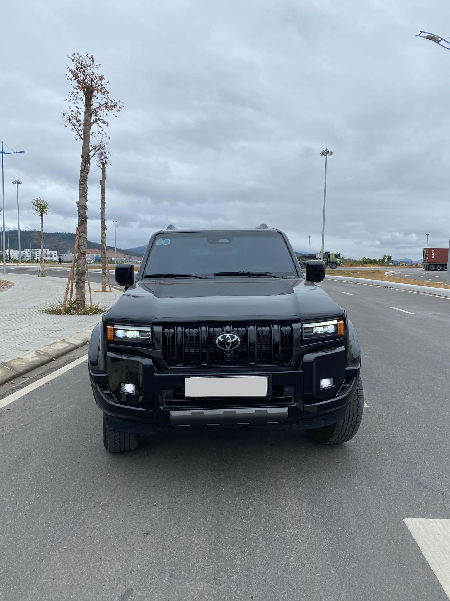 Mới chạy 2.000km đã 'trao tay', Toyota Land Cruiser Prado 2025 rao bán 3,89 tỷ đồng, đắt hơn xe mới tới 400 triệu đồng - Ảnh 2