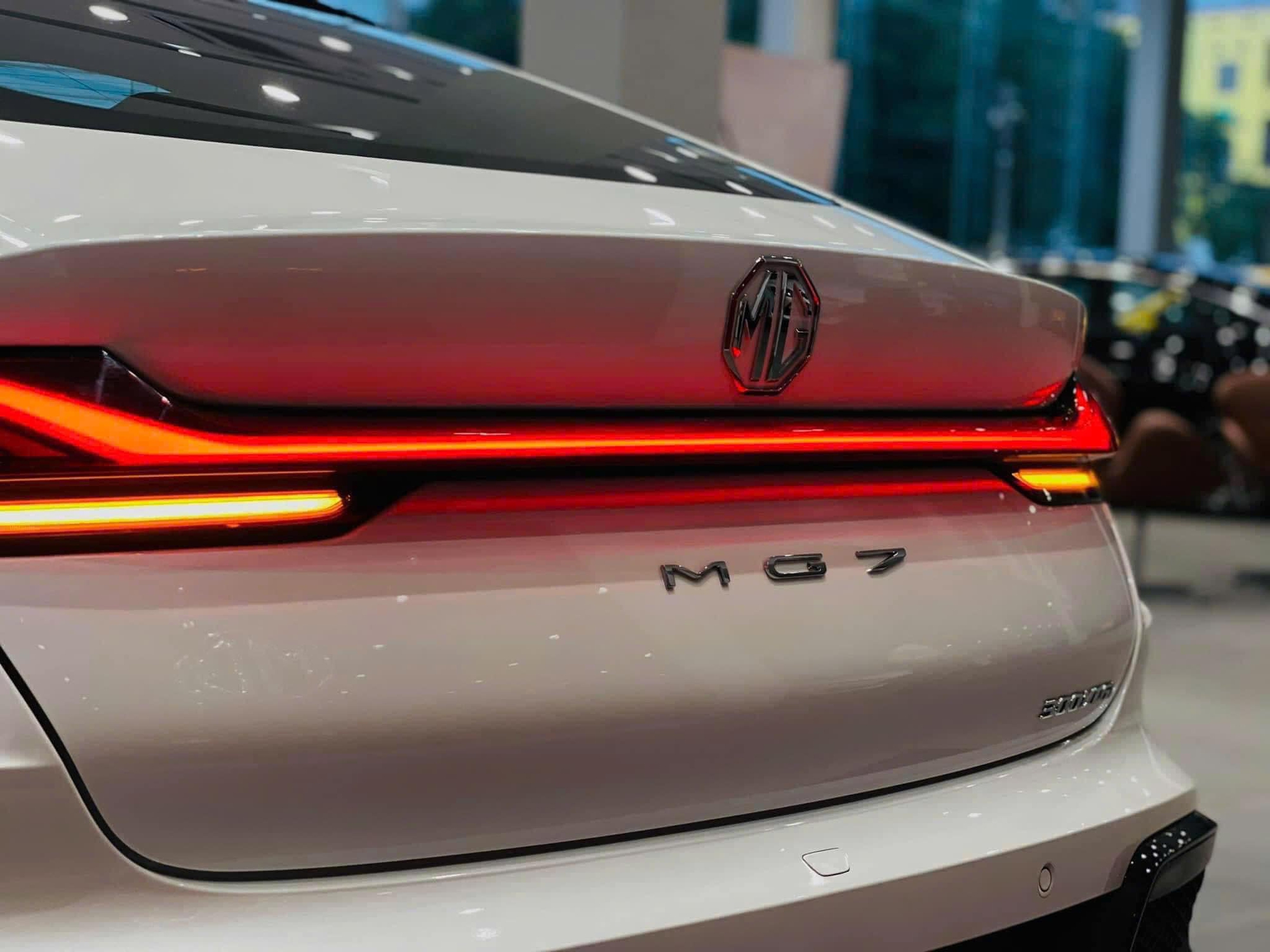 MG7 giảm giá tới 30 triệu tại đại lý: Không còn là xe tiền tỷ, bản 'base' rẻ hơn Mazda3 cao cấp - Ảnh 3