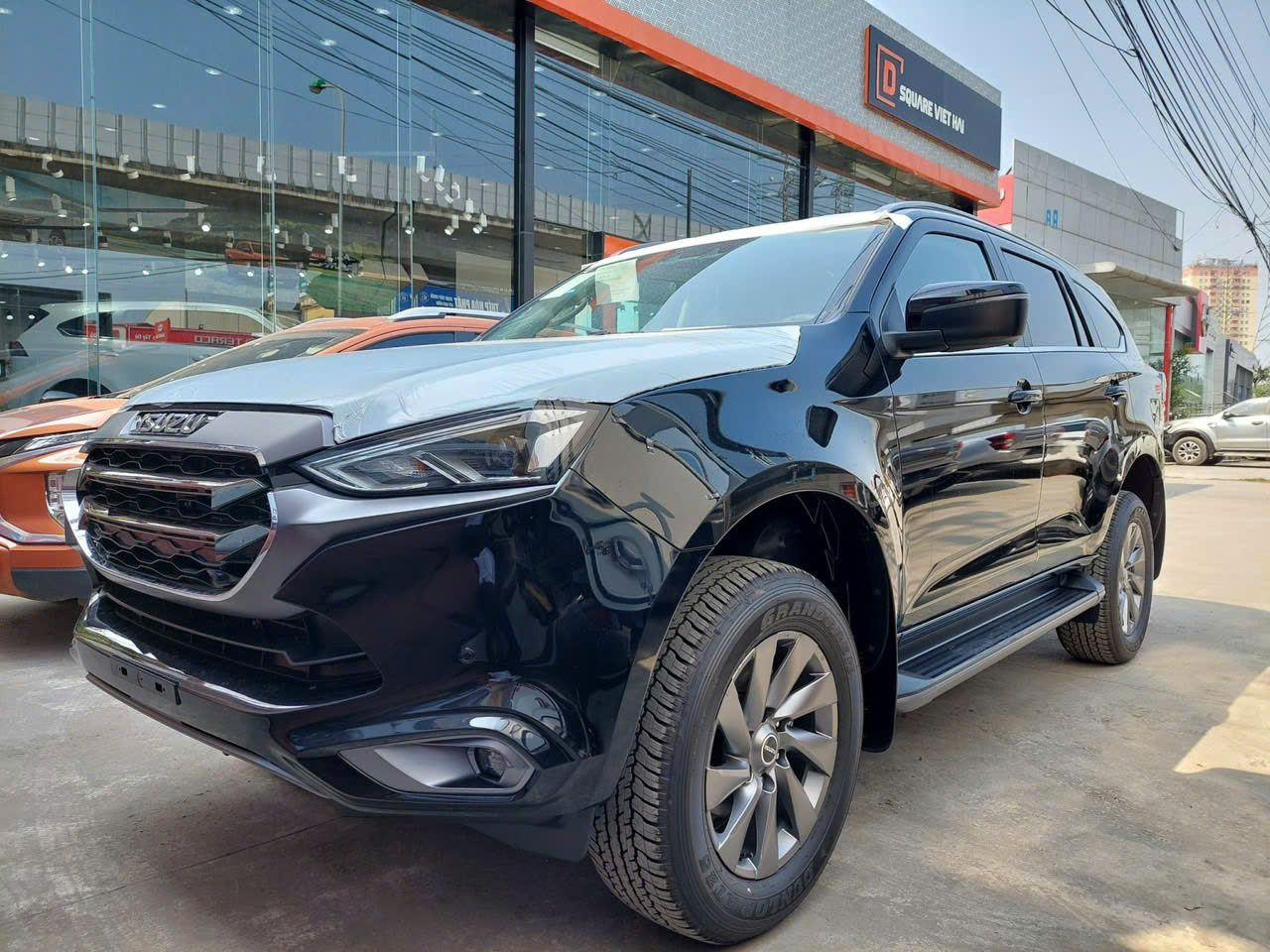 Isuzu mu-X giảm giá 220 triệu tại đại lý: Bản tầm trung chỉ còn 930 triệu, tiệm cận Peugeot 2008 - Ảnh 1