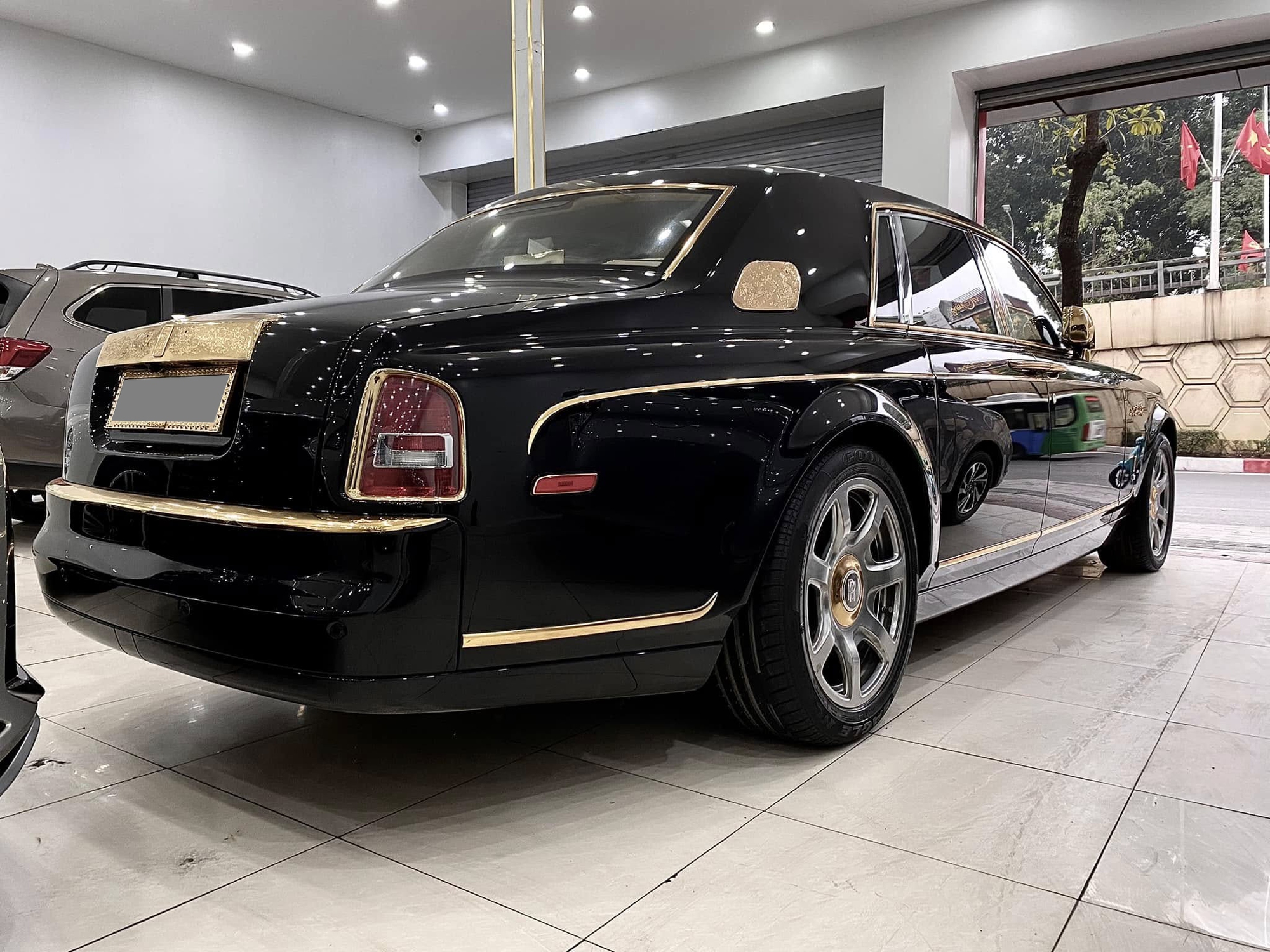Rolls-Royce Phantom hàng độc giá 9,5 tỷ đồng tại Việt Nam: Mạ vàng 24K từ ngoài vào trong, nhiều chi tiết chạm khắc hình rồng - Ảnh 4