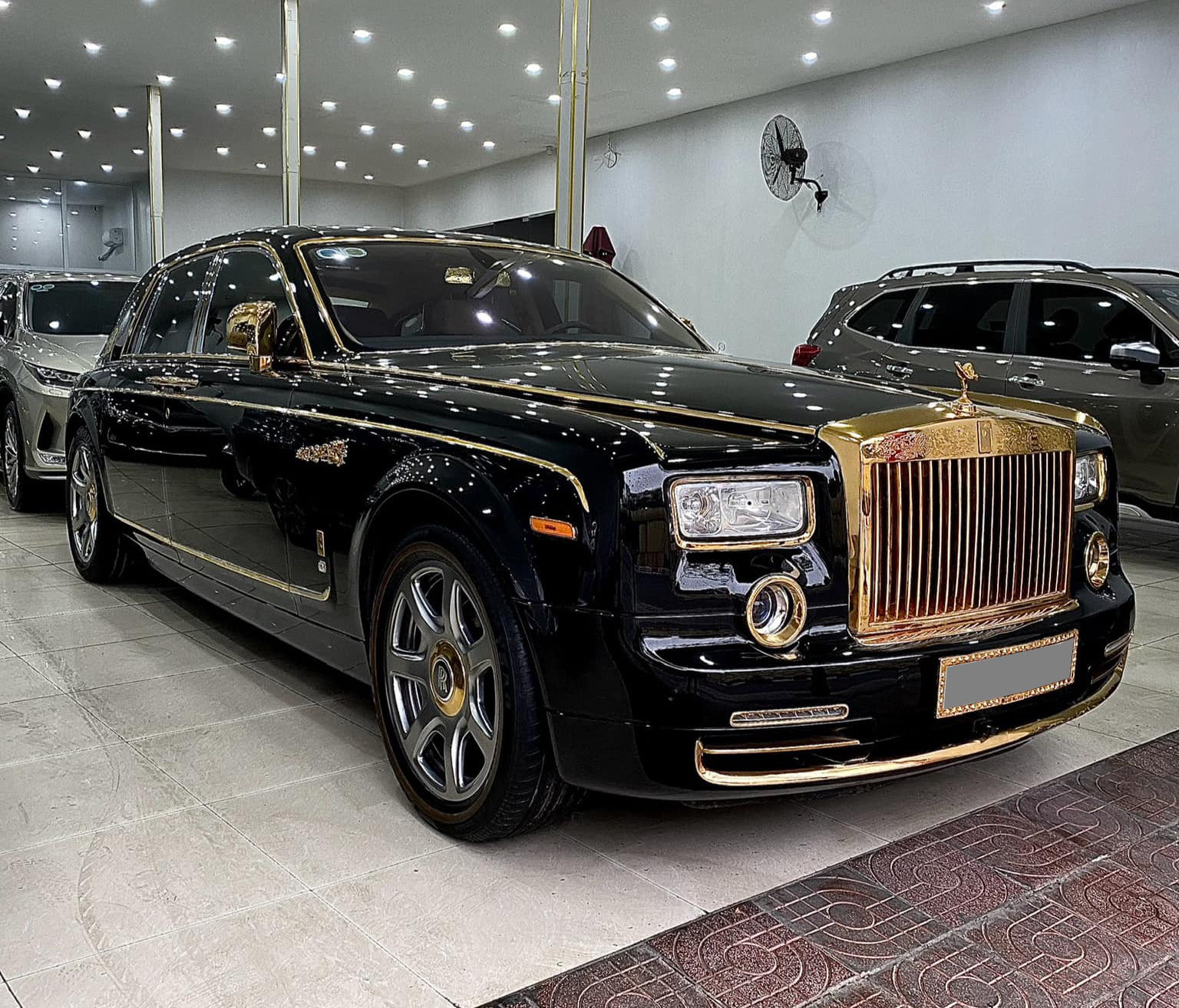 Rolls-Royce Phantom hàng độc giá 9,5 tỷ đồng tại Việt Nam: Mạ vàng 24K từ ngoài vào trong, nhiều chi tiết chạm khắc hình rồng - Ảnh 3