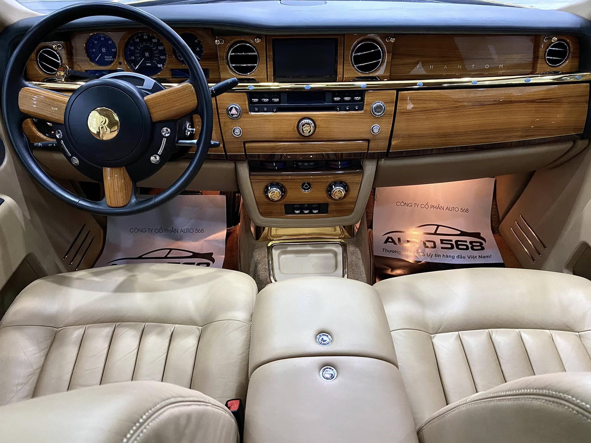 Rolls-Royce Phantom hàng độc giá 9,5 tỷ đồng tại Việt Nam: Mạ vàng 24K từ ngoài vào trong, nhiều chi tiết chạm khắc hình rồng - Ảnh 2