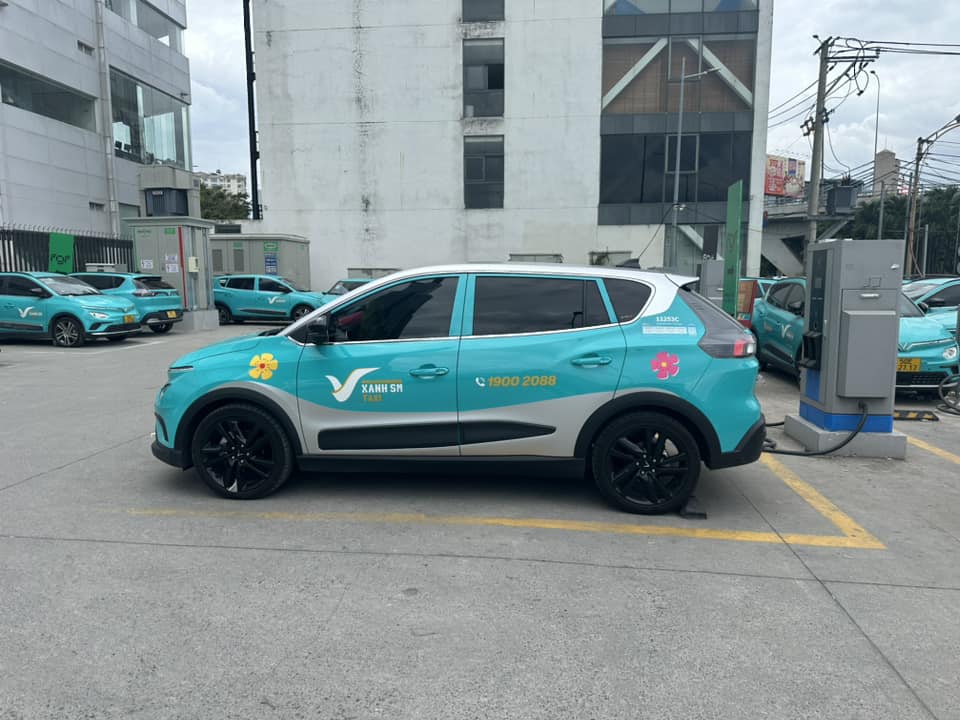 Dừng chạy Xanh SM bằng VinFast VF 8, công ty của tỷ phú Phạm Nhật Vượng bất ngờ bổ sung dịch vụ taxi mới, giá 16.500 đồng/km - Ảnh 2