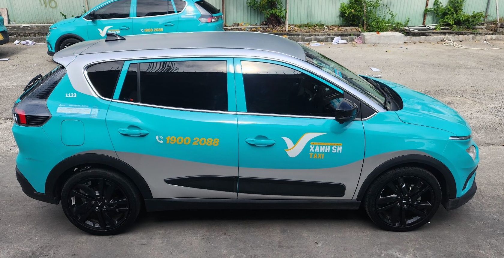 Dừng chạy Xanh SM bằng VinFast VF 8, công ty của tỷ phú Phạm Nhật Vượng bất ngờ bổ sung dịch vụ taxi mới, giá 16.500 đồng/km - Ảnh 1