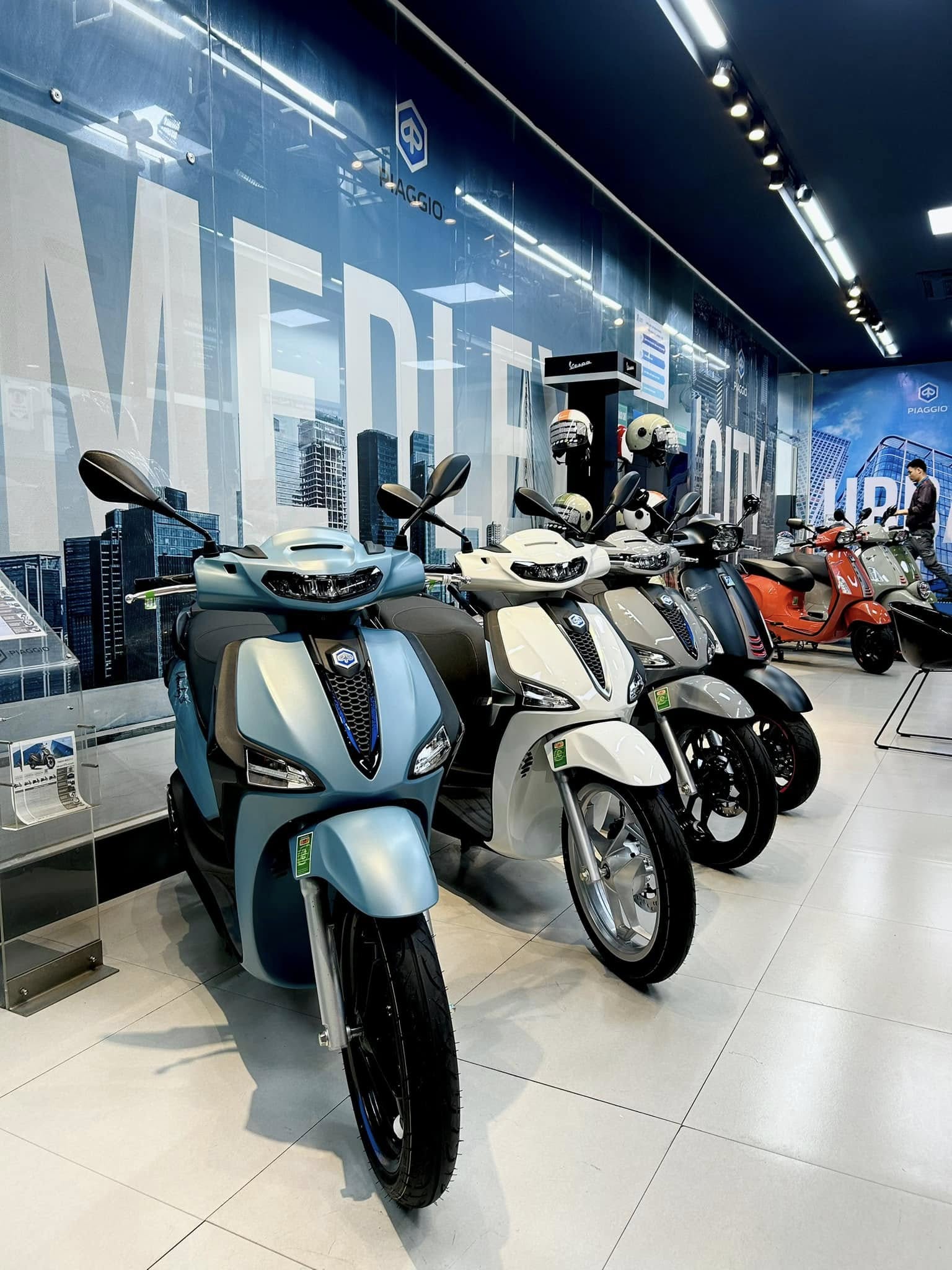 'Vua xe ga' 125cc của Ý vừa về đại lý Việt đã giảm giá mạnh: Nâng cấp loạt trang bị, ăn 2,19 lít/100km - cạnh tranh trực tiếp với SH Mode - Ảnh 3