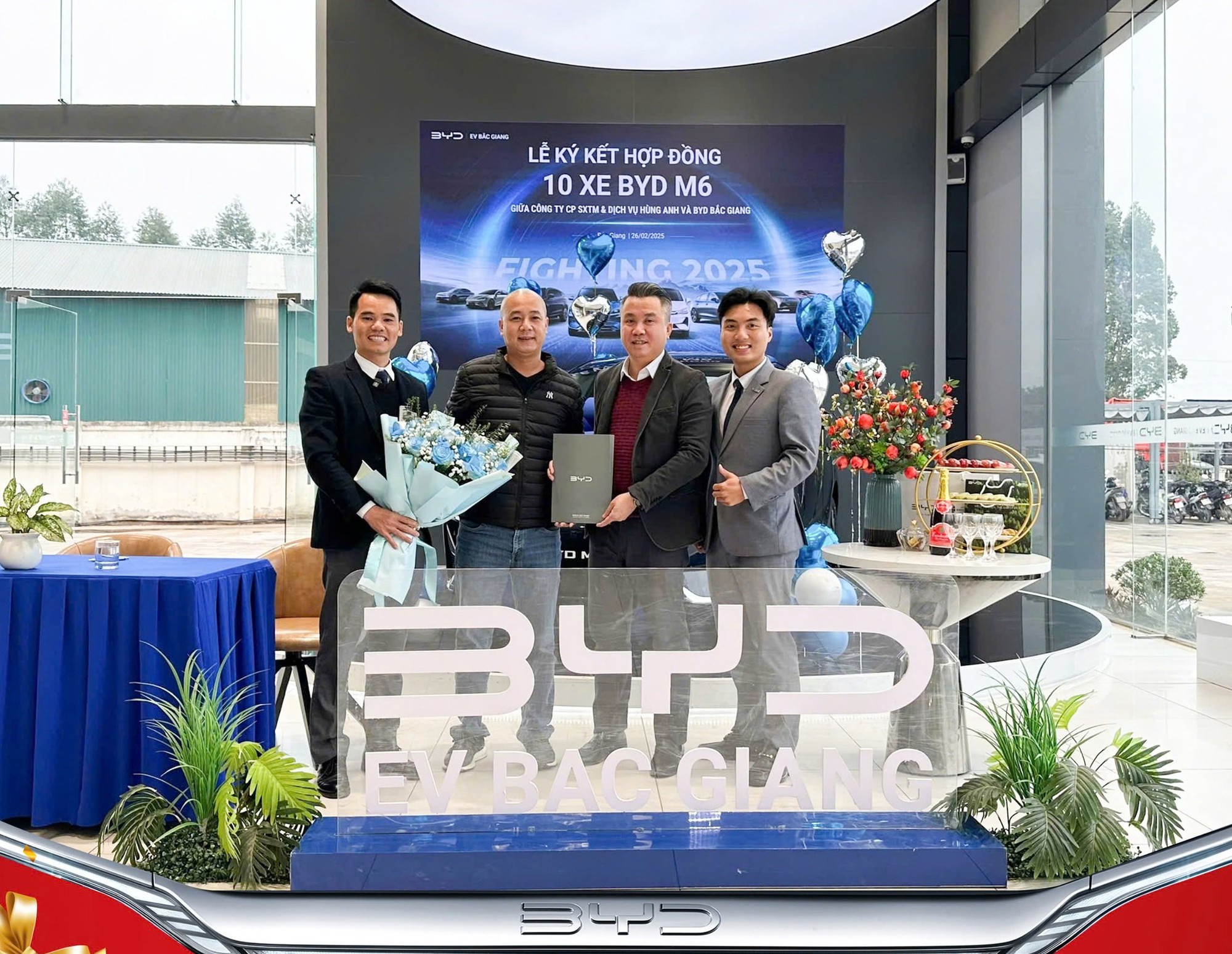 Một doanh nghiệp Bắc Giang mua 10 ô tô điện của BYD để kinh doanh vận tải - Ảnh 1