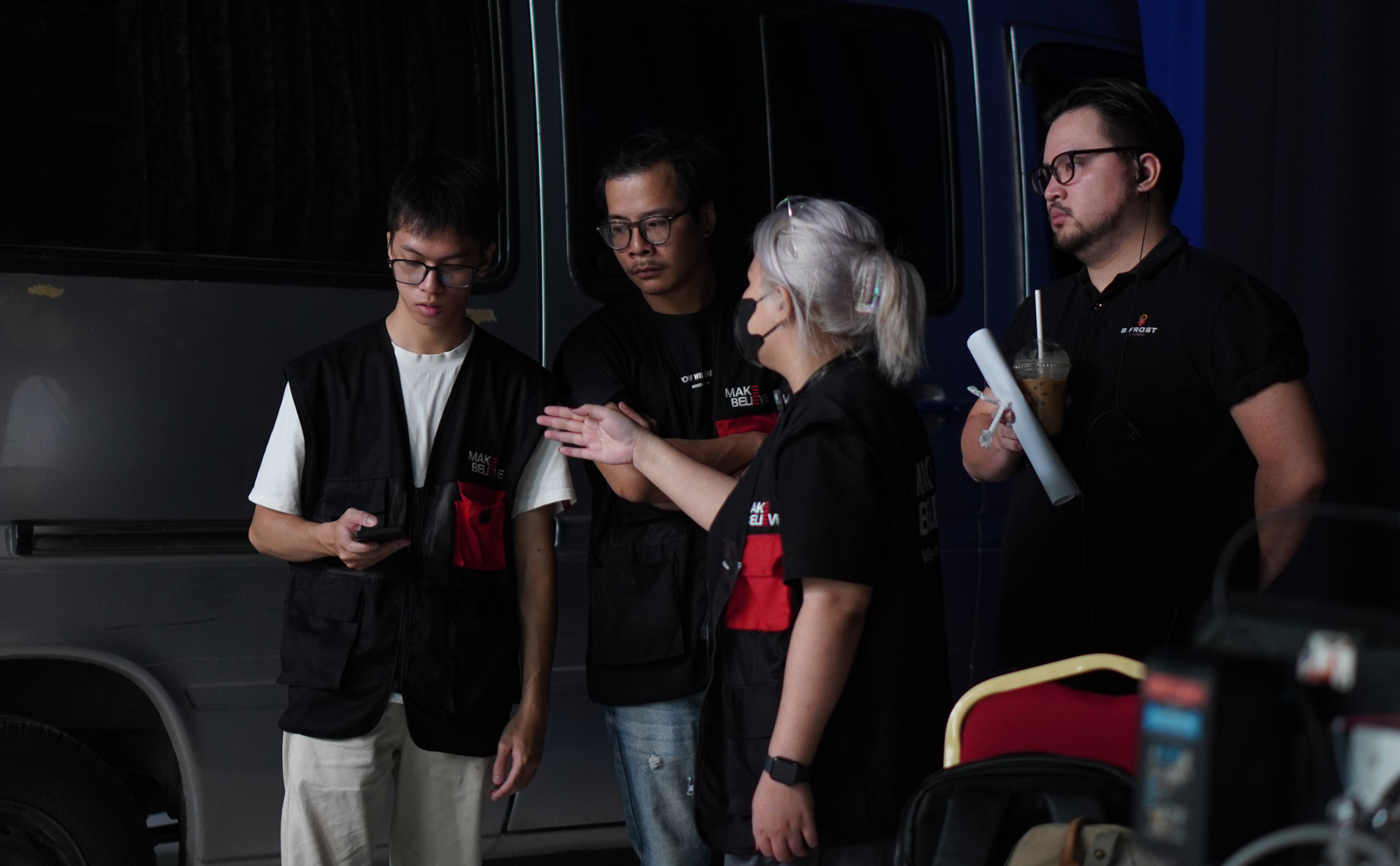 Đột nhập hậu trường những phiên livestream tiền tỷ: 20 người chuẩn bị, thức xuyên đêm và vật bất ly thân của 'đội cười mồi' - Ảnh 4