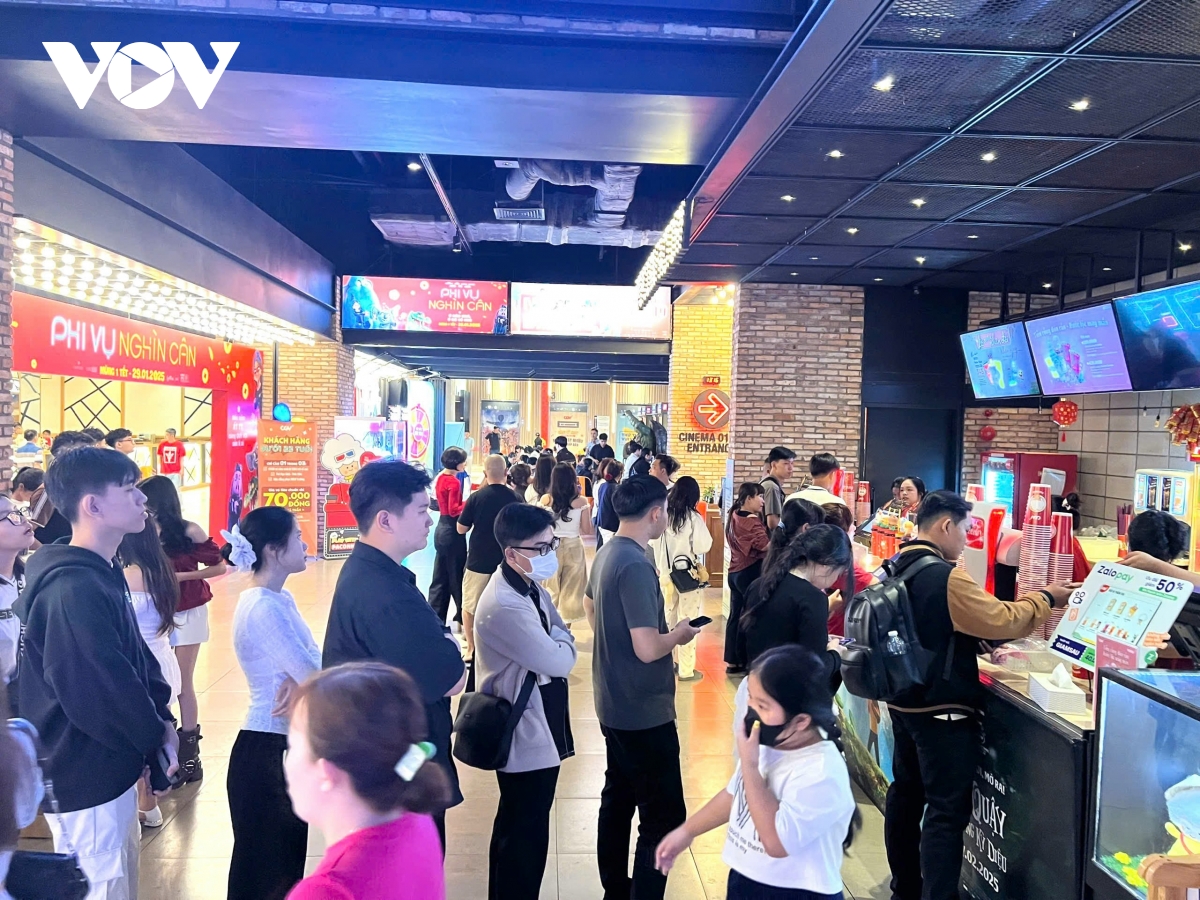 Nhà hàng, quán ăn ở trung tâm thương mại chật kín khách chơi Tết - Ảnh 5