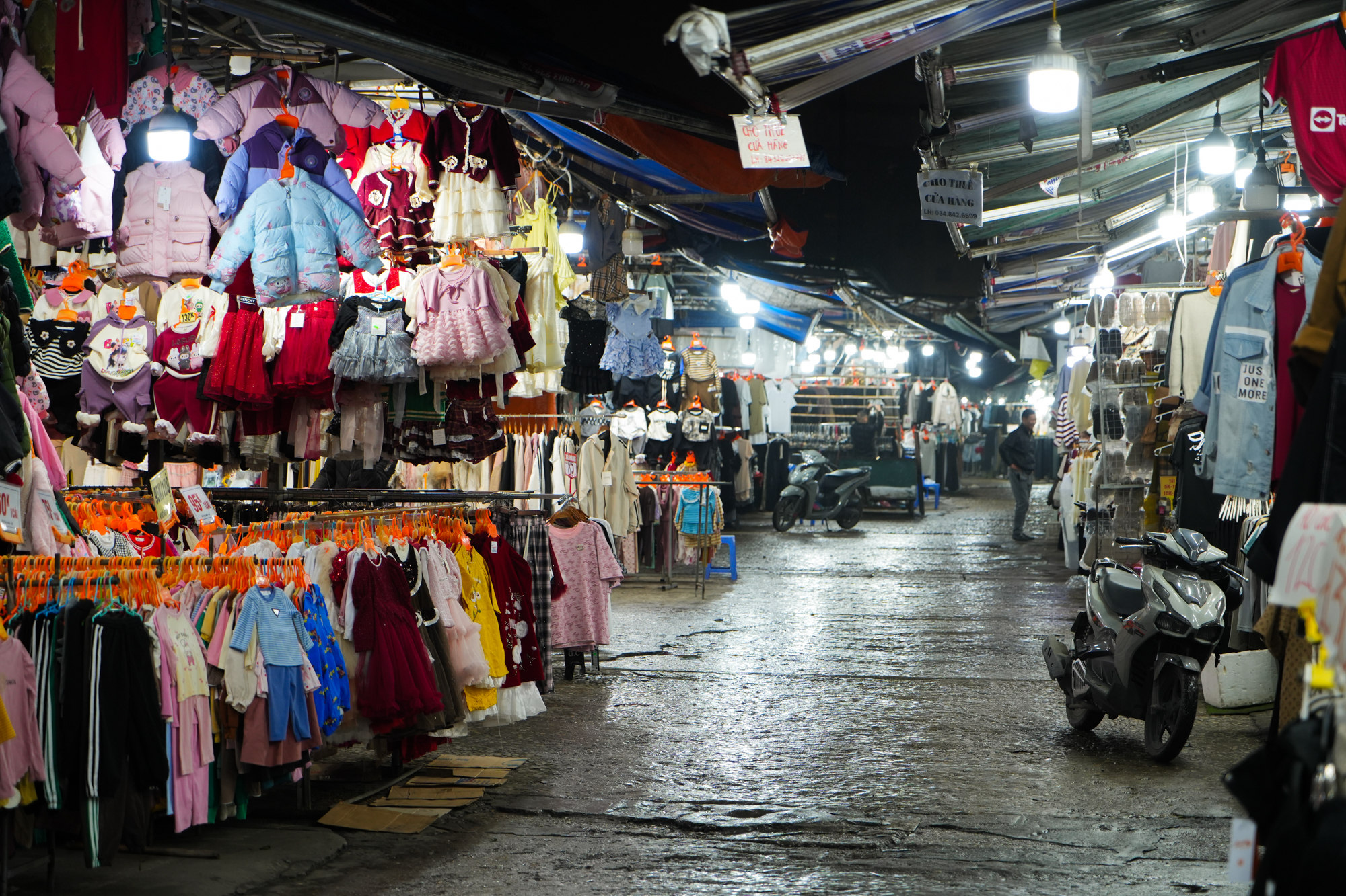 Chợ từng là thiên đường mua sắm của sinh viên thủ đô giờ không thể giữ khách: Chủ sạp 'mở mắt mất tiền triệu', đắt hàng chỉ mỗi Baby Three - Ảnh 5